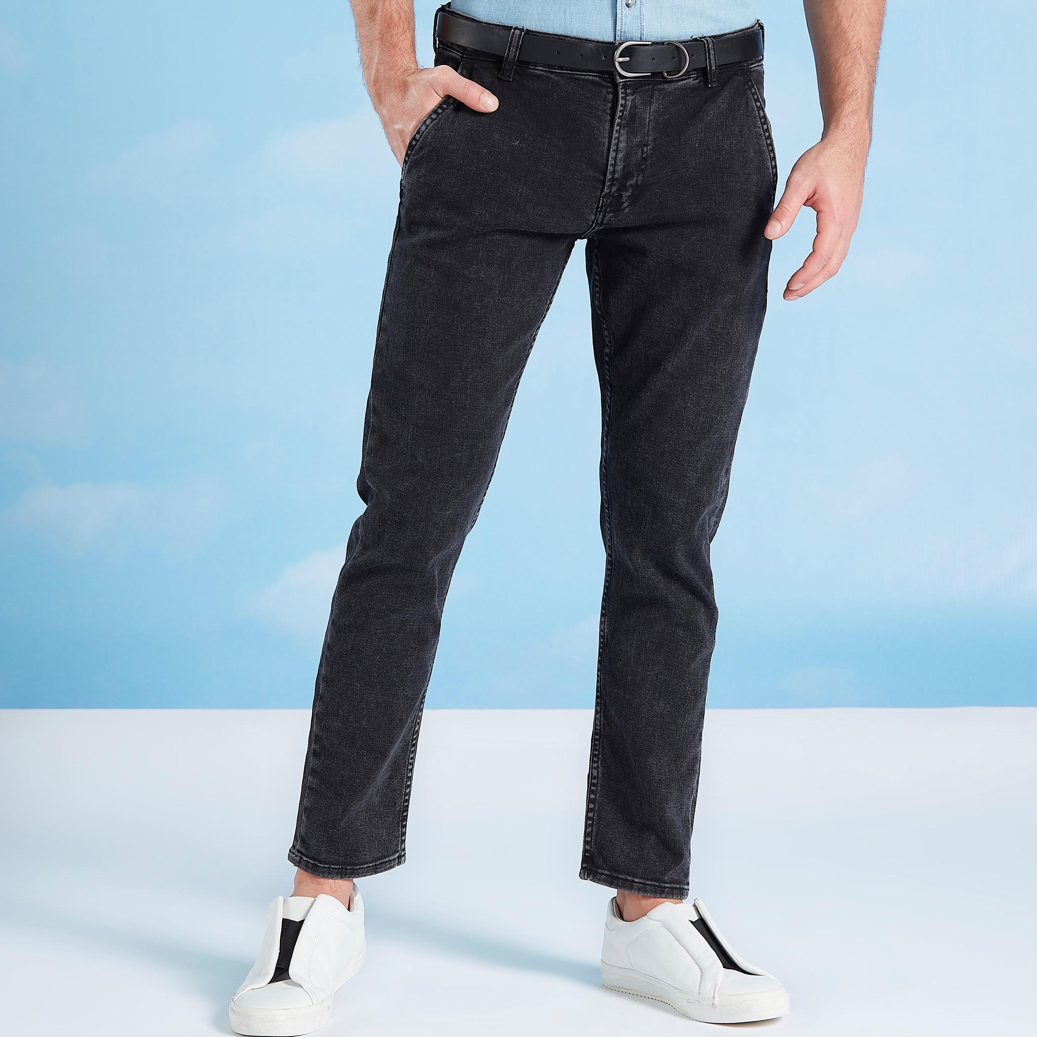 بنطلون جينز سادة طويل بتفاصيل جيوب وحلقات حزام-men-clothing-bottoms-jeans-image-1