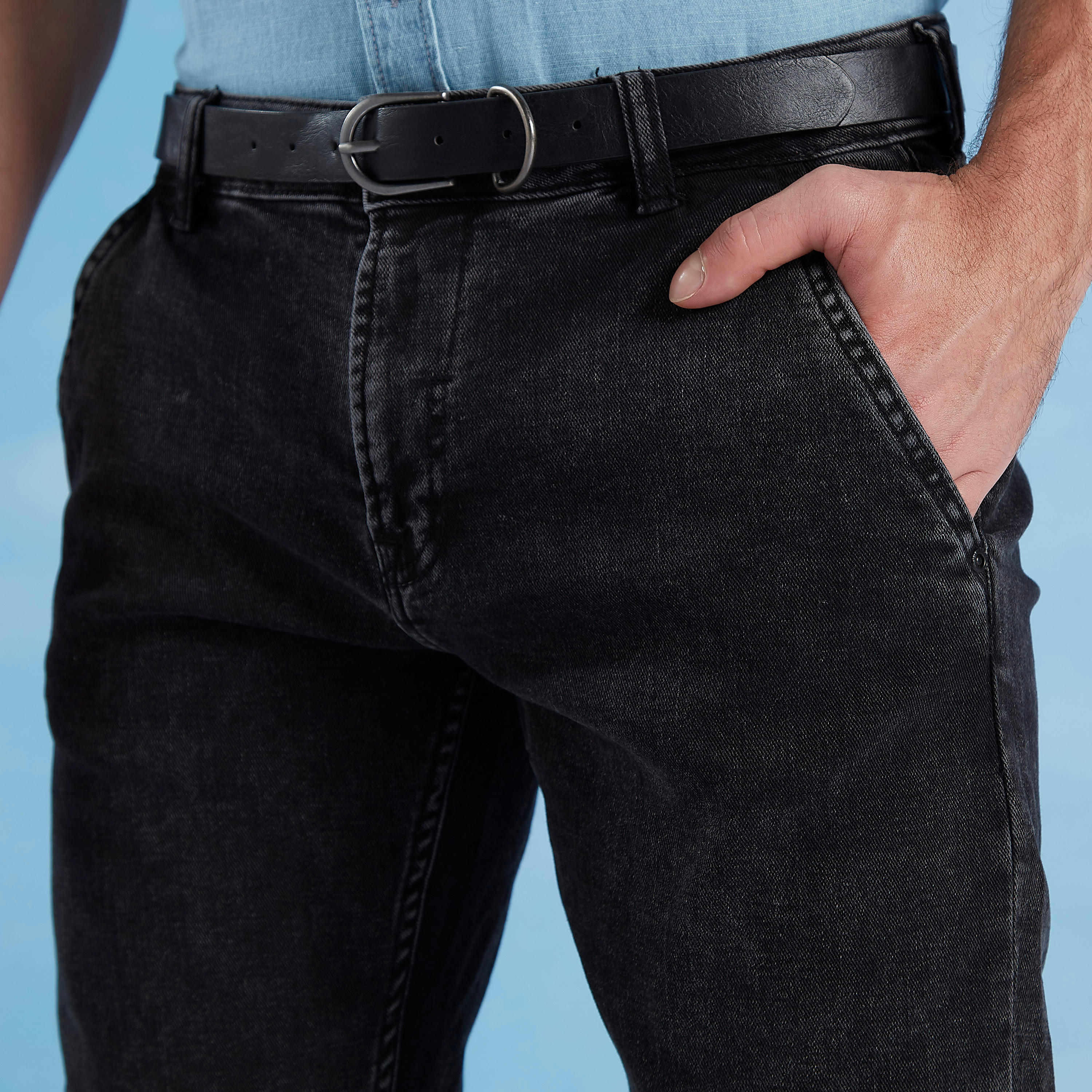 بنطلون جينز سادة طويل بتفاصيل جيوب وحلقات حزام-men-clothing-bottoms-jeans-image-3