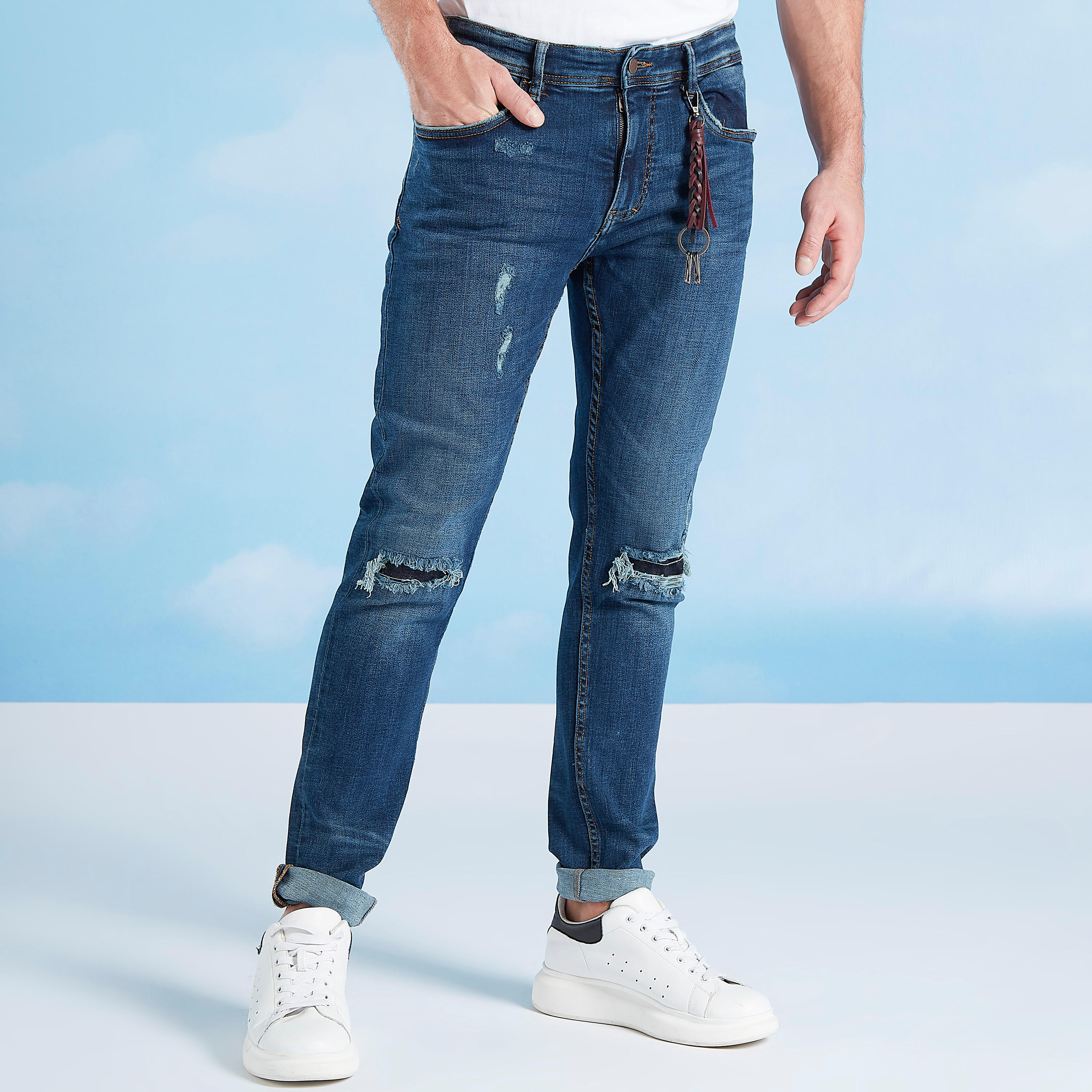 بنطلون جينز سليم ممزّق بخصر منخفض وجيوب-men-clothing-bottoms-jeans-image-1