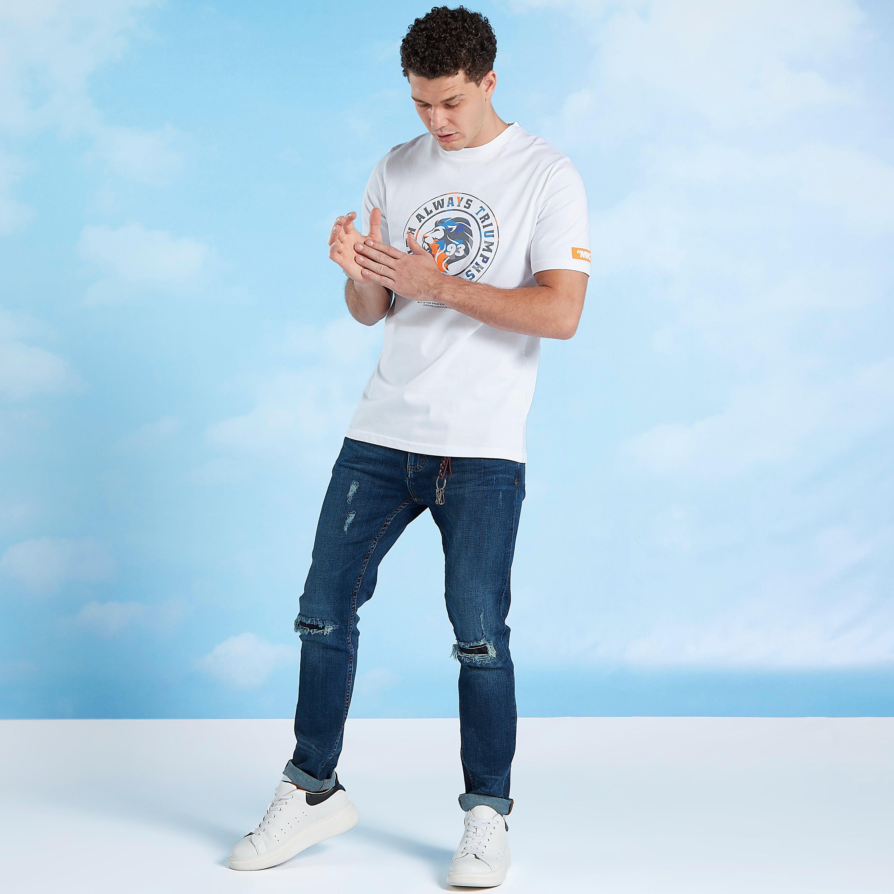 بنطلون جينز سليم ممزّق بخصر منخفض وجيوب-men-clothing-bottoms-jeans-image-2
