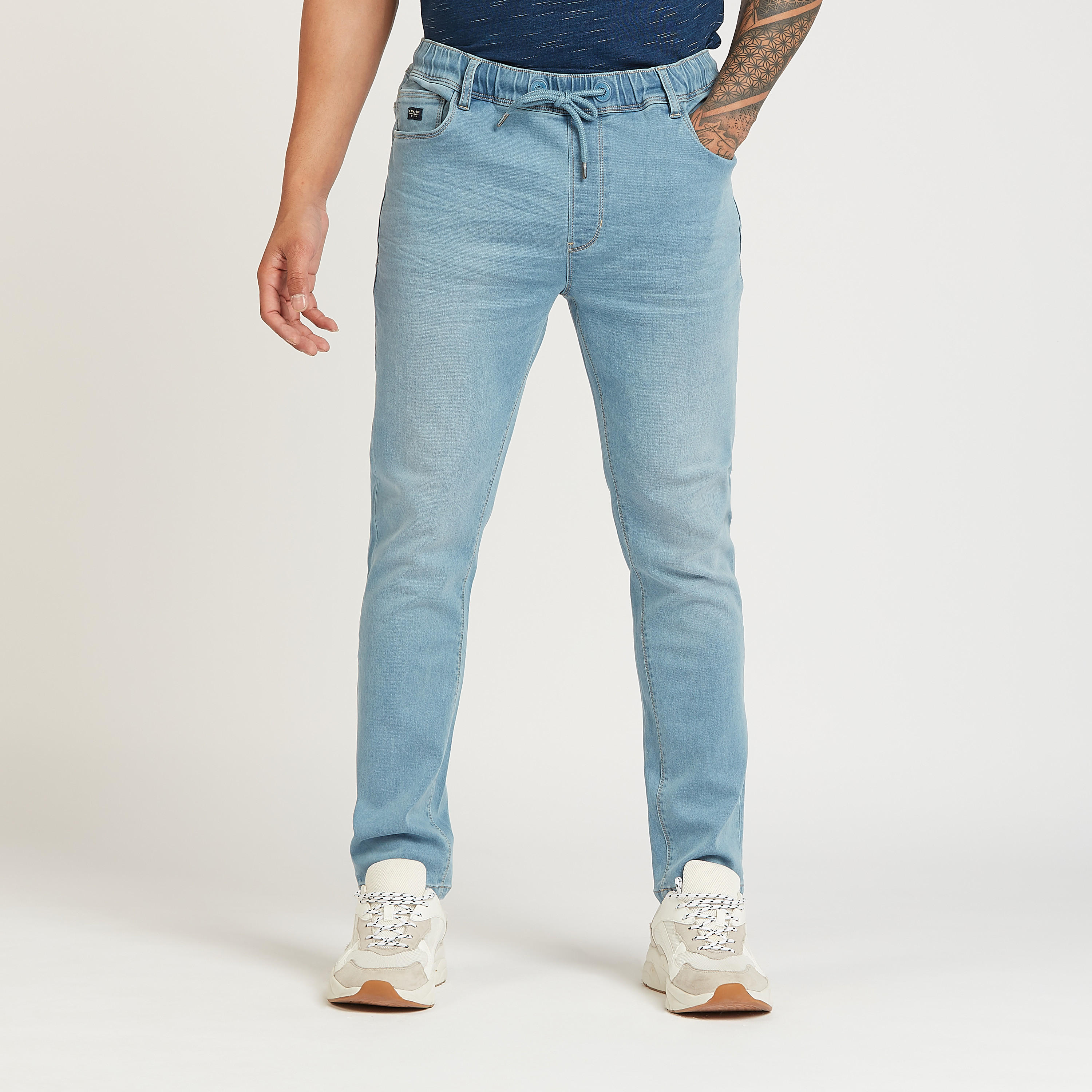 بنطلون جينز طويل سكيني سادة بخصر منخفض وتفاصيل جيوب-men-clothing-bottoms-jeans-image-1