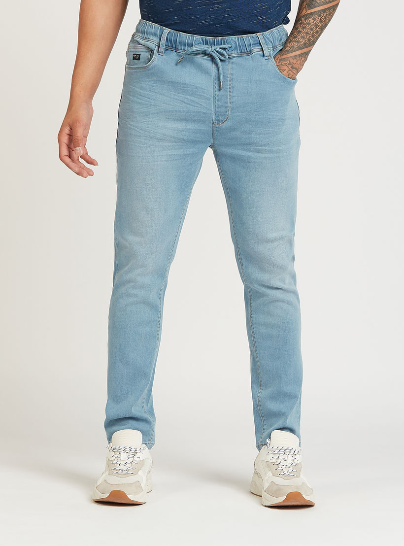 بنطلون جينز طويل سكيني سادة بخصر منخفض وتفاصيل جيوب-men-clothing-bottoms-jeans-image-1