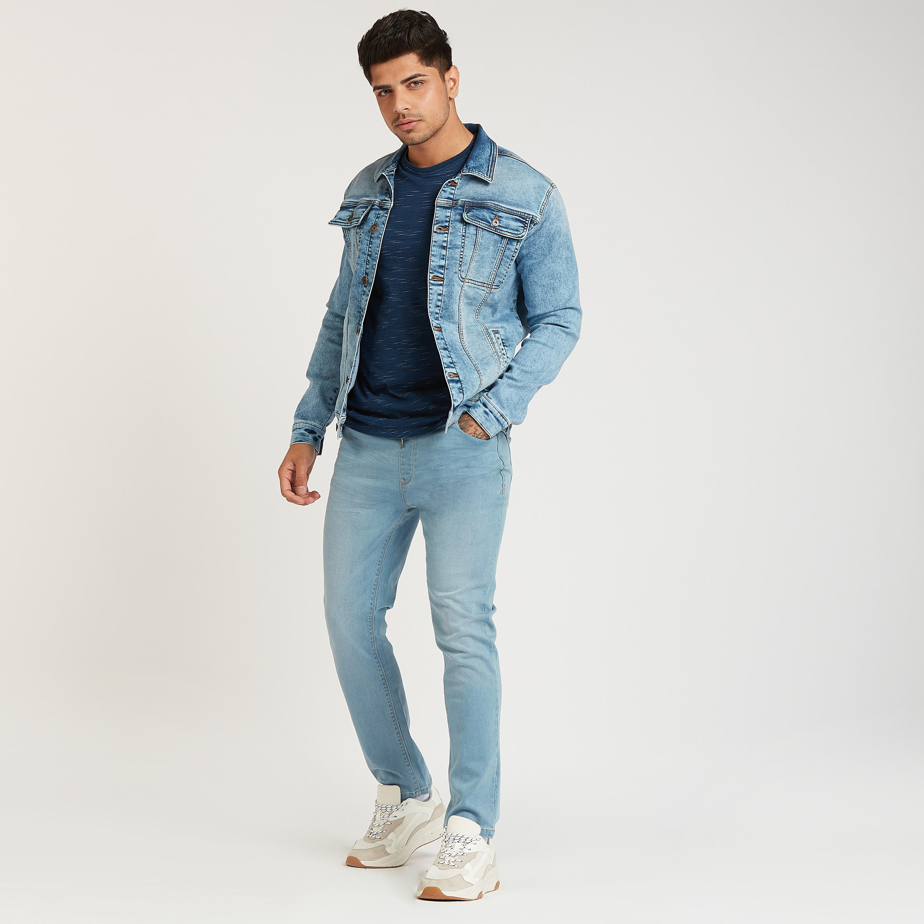 بنطلون جينز طويل سكيني سادة بخصر منخفض وتفاصيل جيوب-men-clothing-bottoms-jeans-image-2