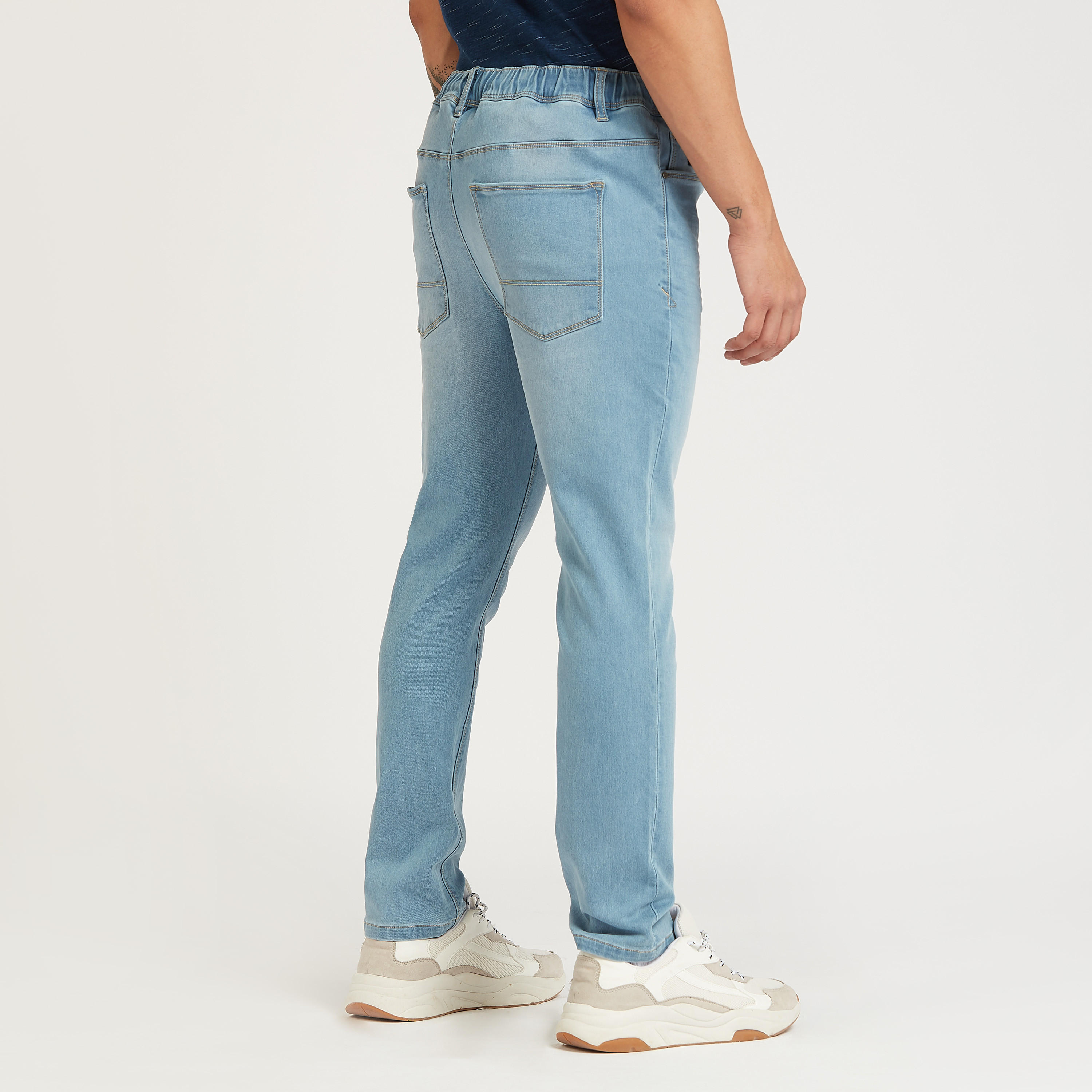 بنطلون جينز طويل سكيني سادة بخصر منخفض وتفاصيل جيوب-men-clothing-bottoms-jeans-image-4