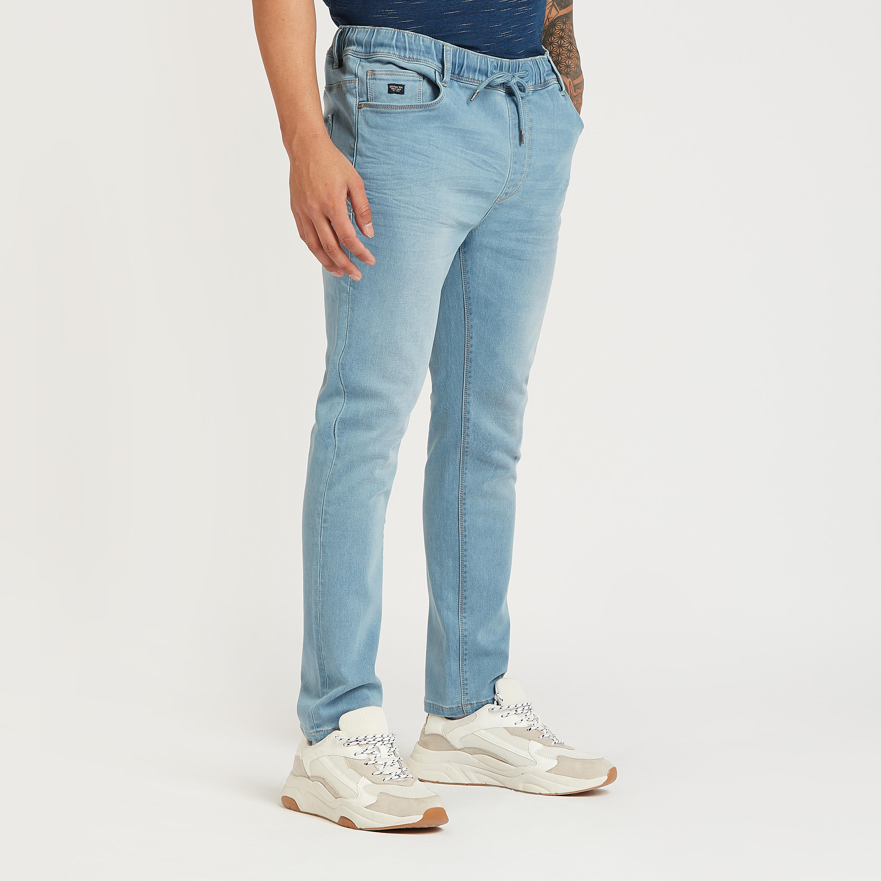 بنطلون جينز طويل سكيني سادة بخصر منخفض وتفاصيل جيوب-men-clothing-bottoms-jeans-image-5