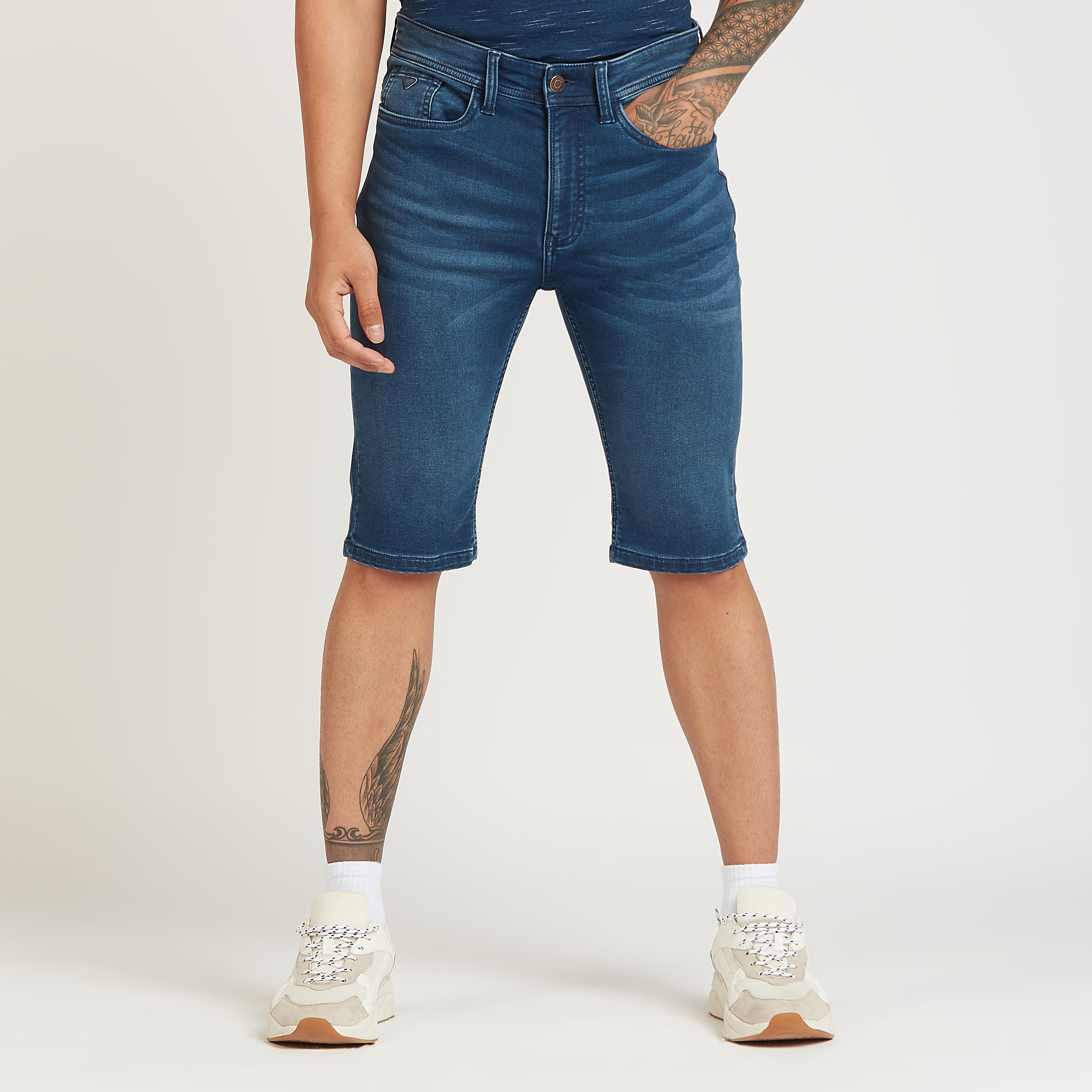 شورت دنيم بخصرمنخفض بتفاصيل جيوب وحلقات حزام-men-clothing-bottoms-shorts-image-1