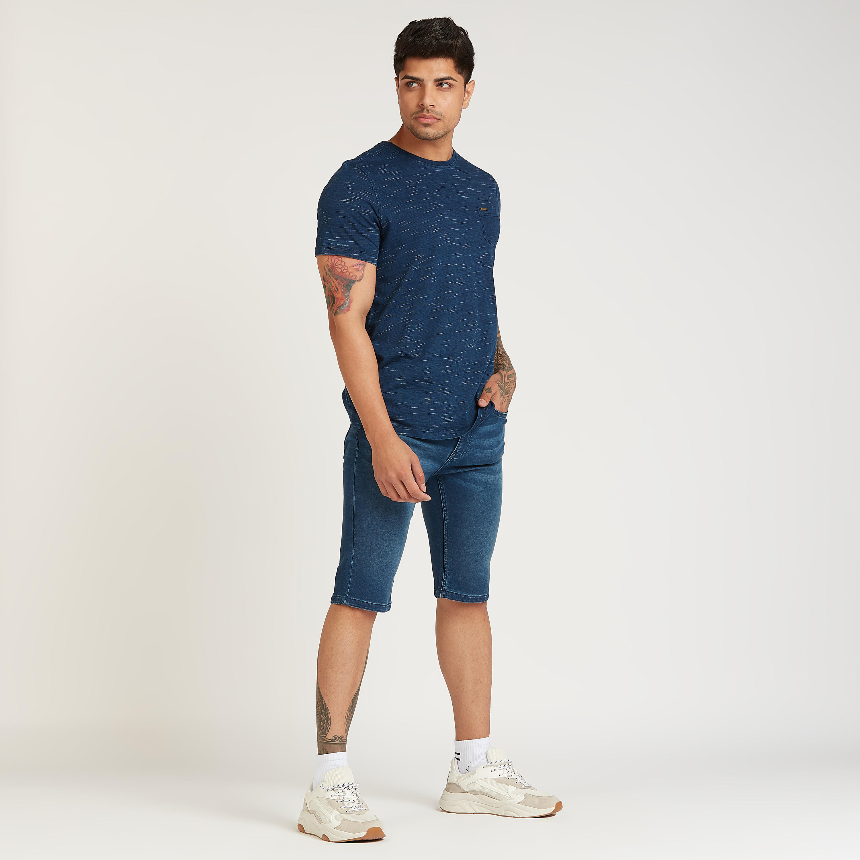 شورت دنيم بخصرمنخفض بتفاصيل جيوب وحلقات حزام-men-clothing-bottoms-shorts-image-2