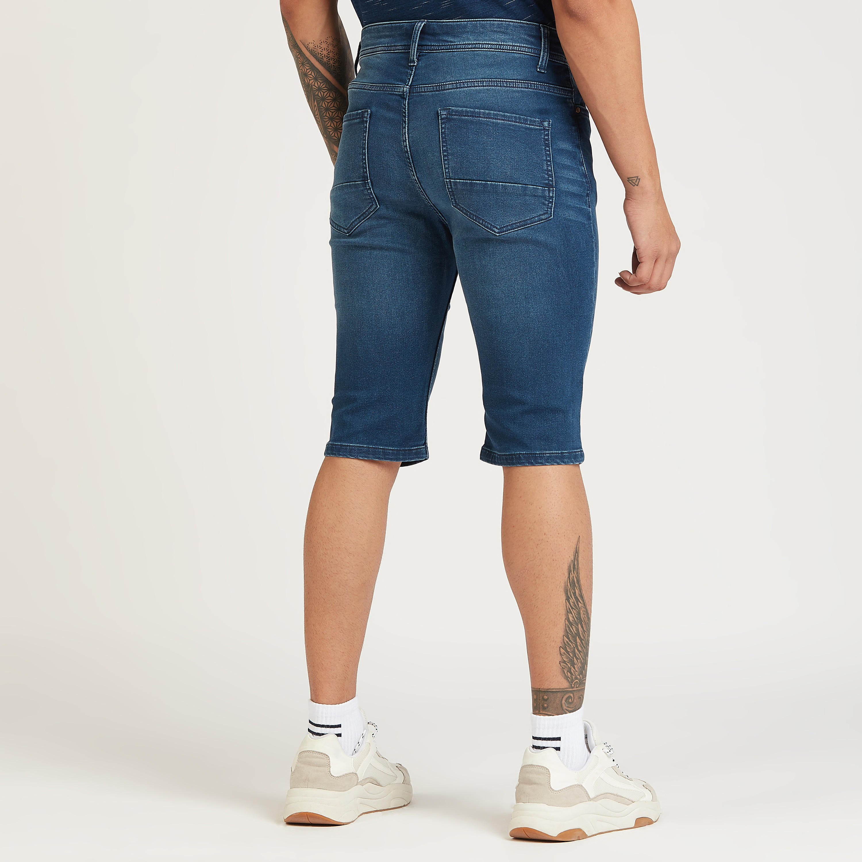 شورت دنيم بخصرمنخفض بتفاصيل جيوب وحلقات حزام-men-clothing-bottoms-shorts-image-4