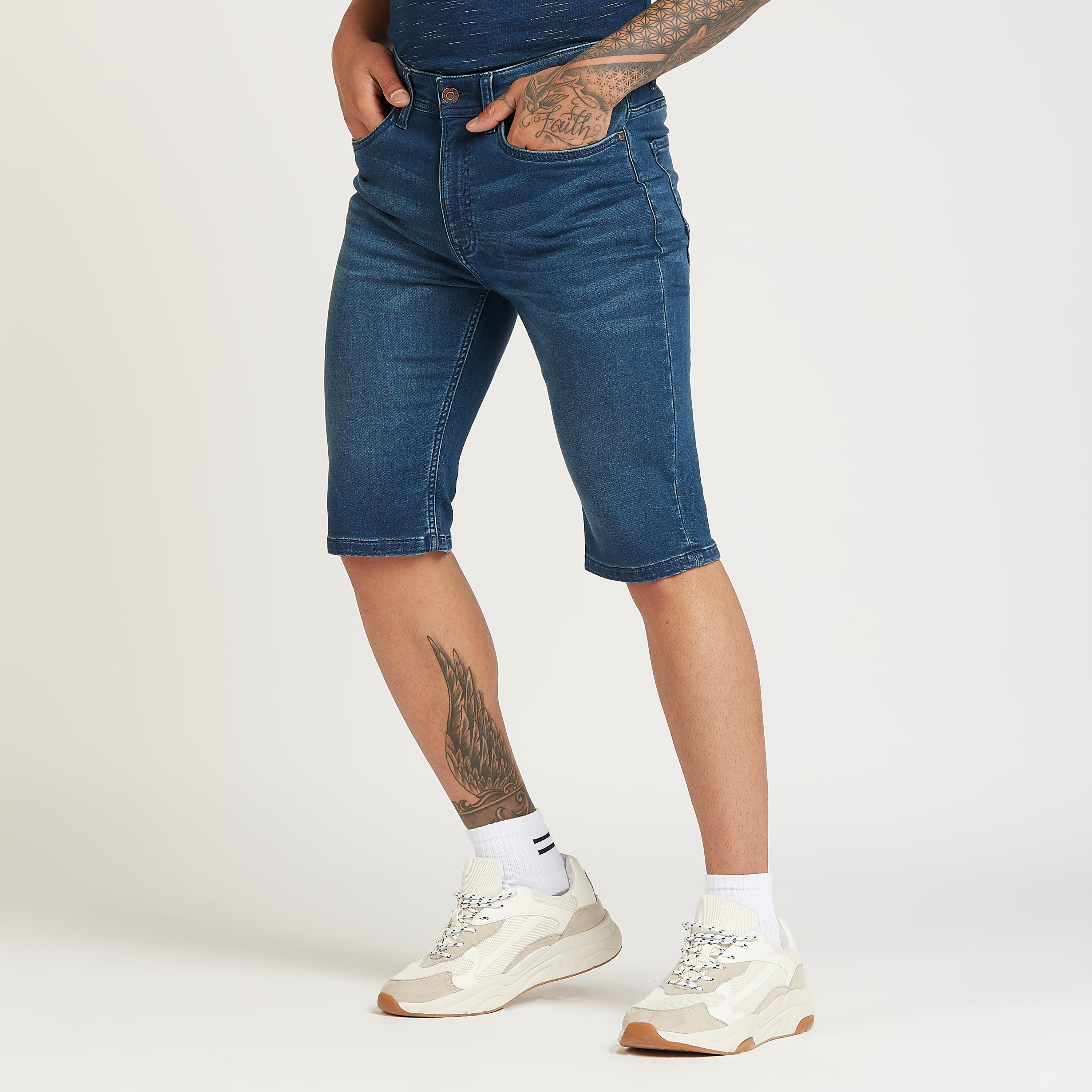 شورت دنيم بخصرمنخفض بتفاصيل جيوب وحلقات حزام-men-clothing-bottoms-shorts-image-5