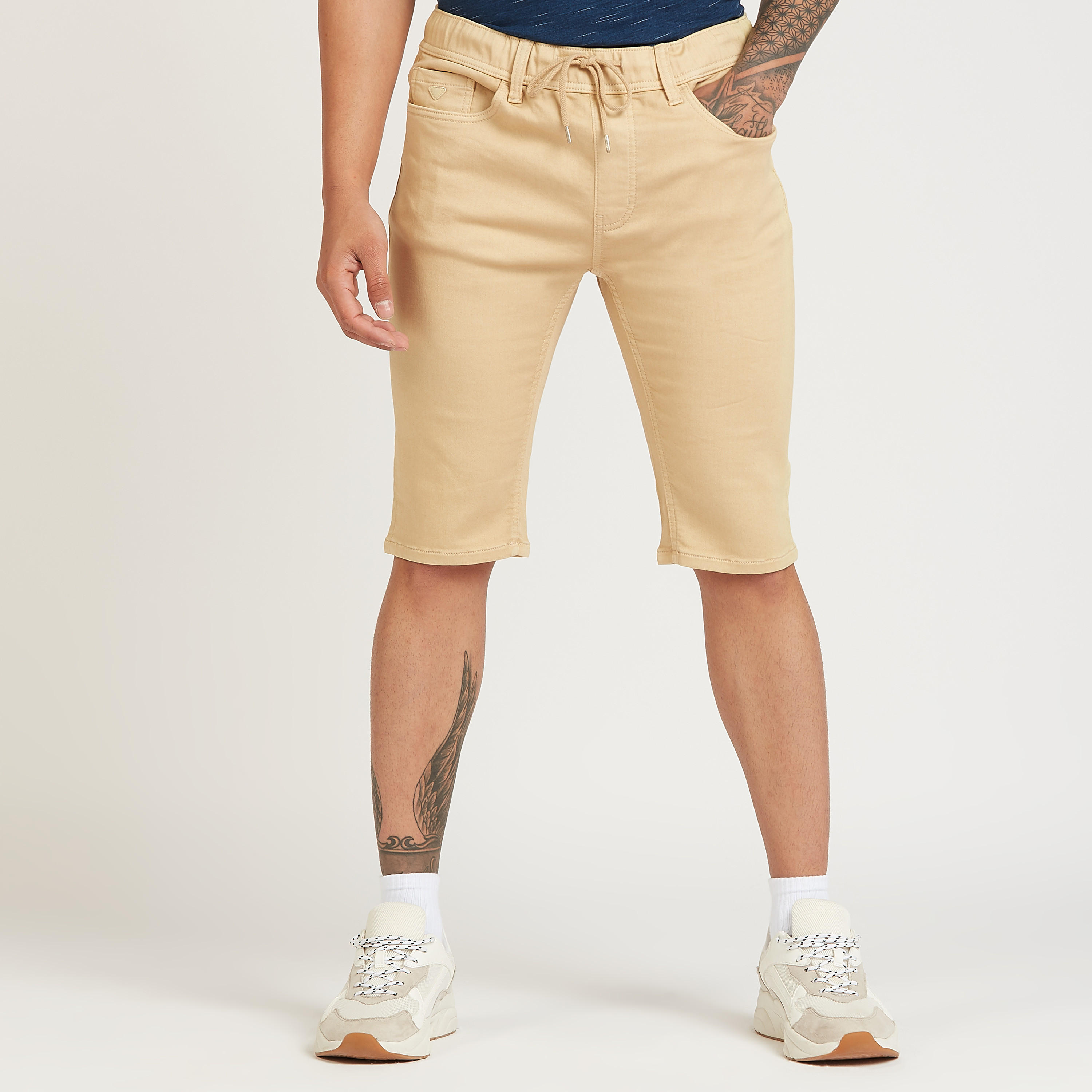 شورت سادة بخصر منخفض وتفاصيل جيوب ورباط-men-clothing-bottoms-shorts-image-1