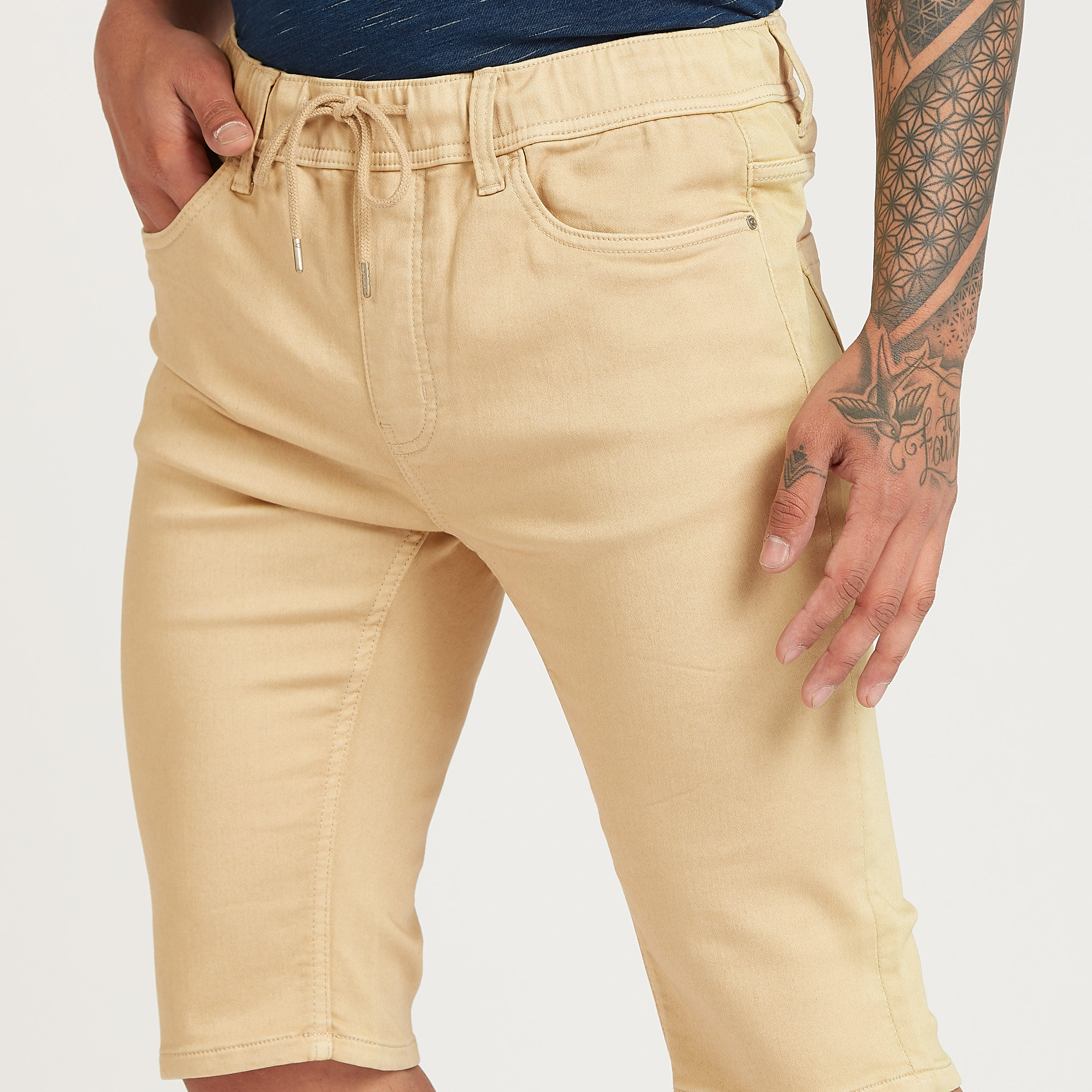 شورت سادة بخصر منخفض وتفاصيل جيوب ورباط-men-clothing-bottoms-shorts-image-3