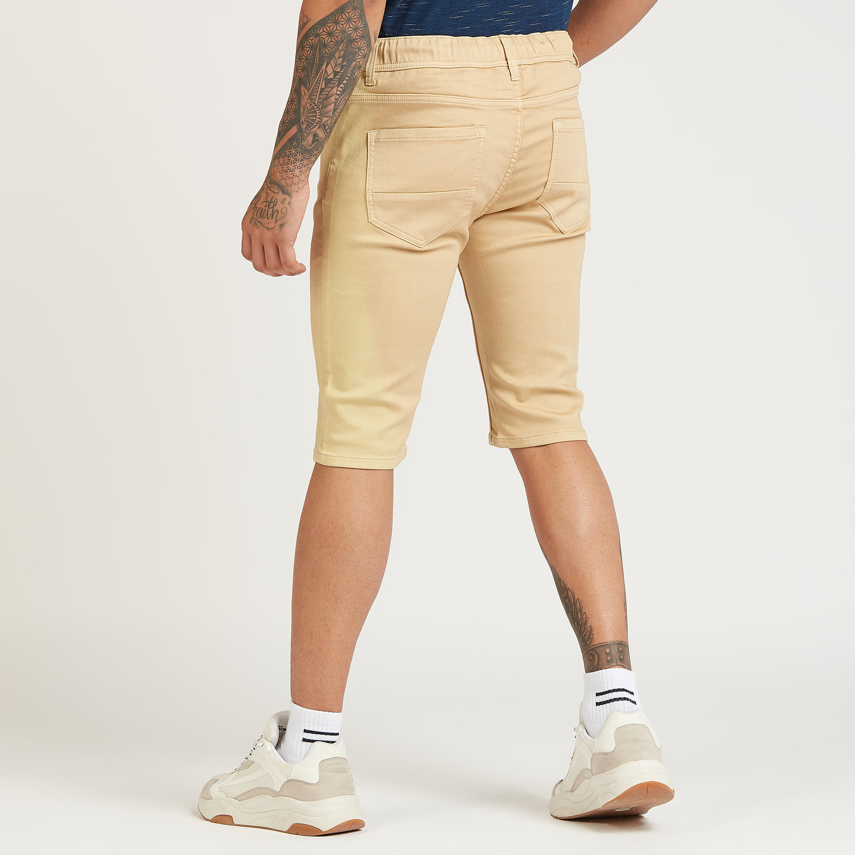 شورت سادة بخصر منخفض وتفاصيل جيوب ورباط-men-clothing-bottoms-shorts-image-4