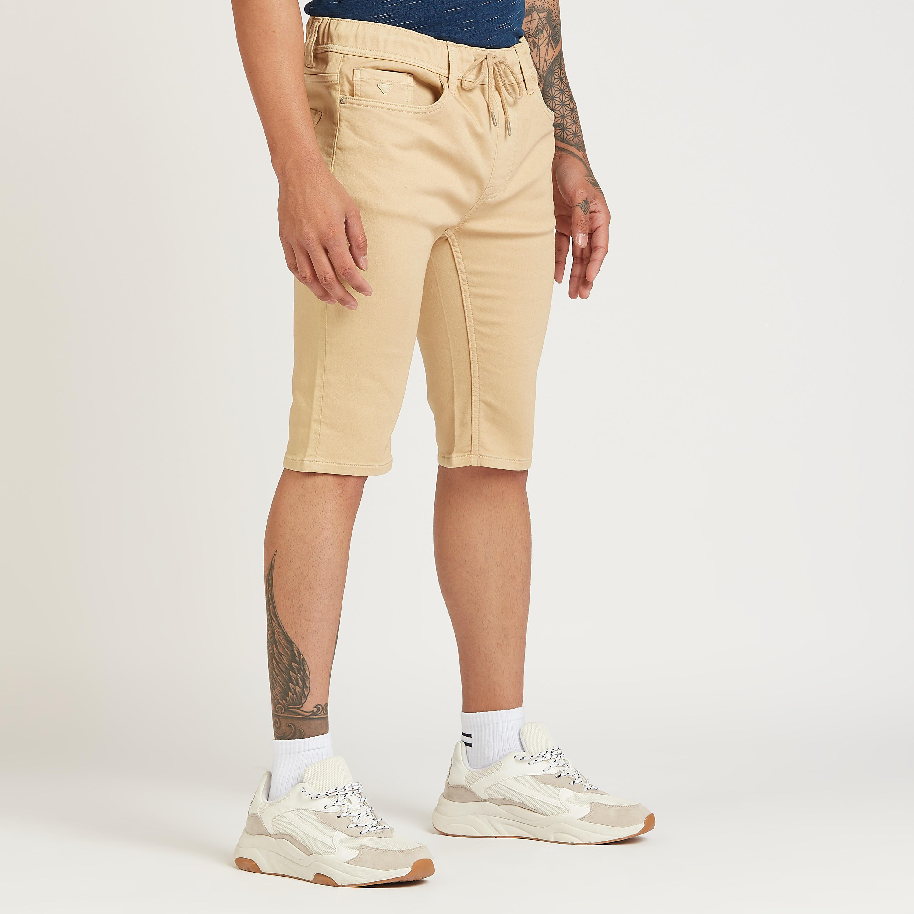 شورت سادة بخصر منخفض وتفاصيل جيوب ورباط-men-clothing-bottoms-shorts-image-5