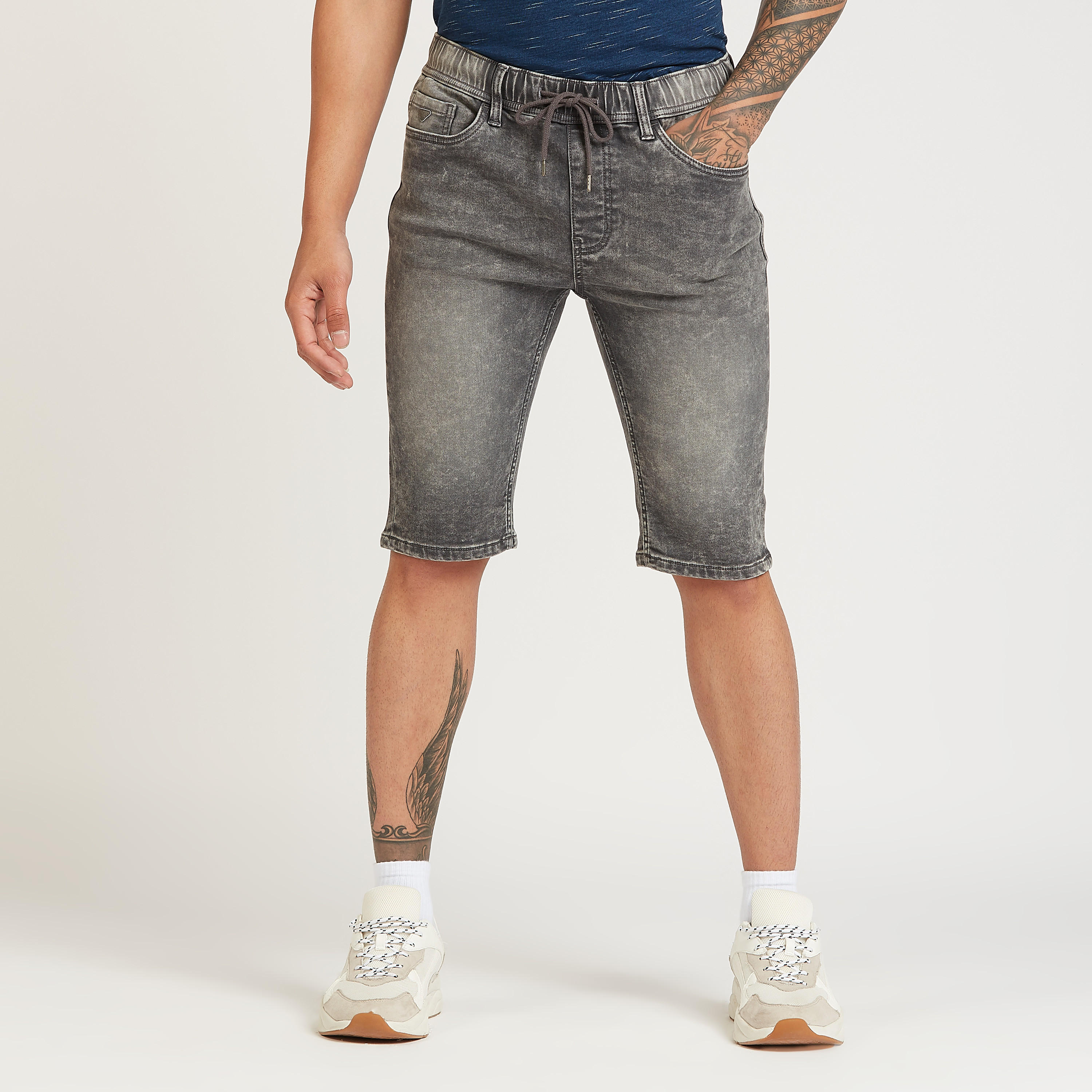 شورت دينم بخصر منخفض ورباط وتفاصيل جيوب-men-clothing-bottoms-shorts-image-1