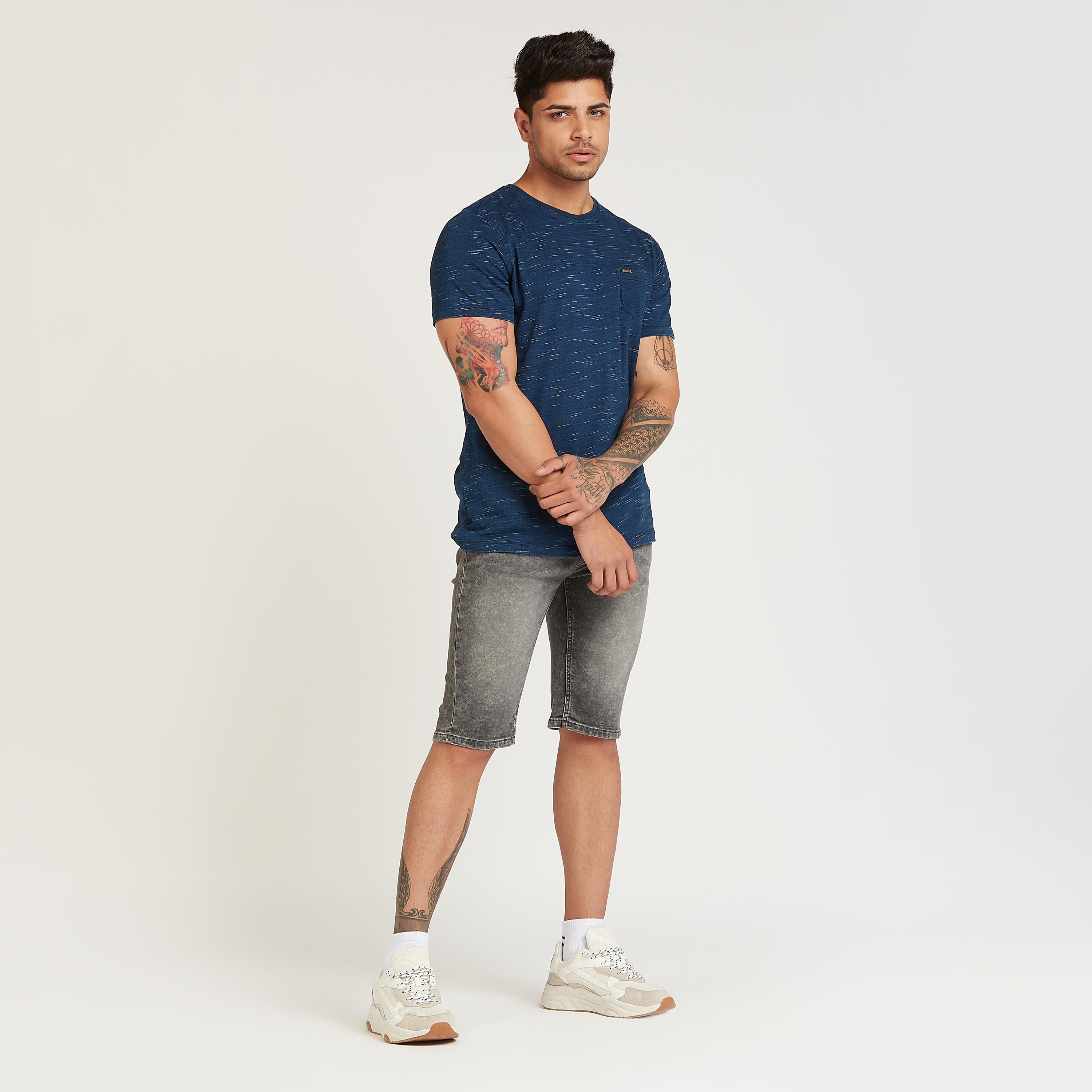 شورت دينم بخصر منخفض ورباط وتفاصيل جيوب-men-clothing-bottoms-shorts-image-2