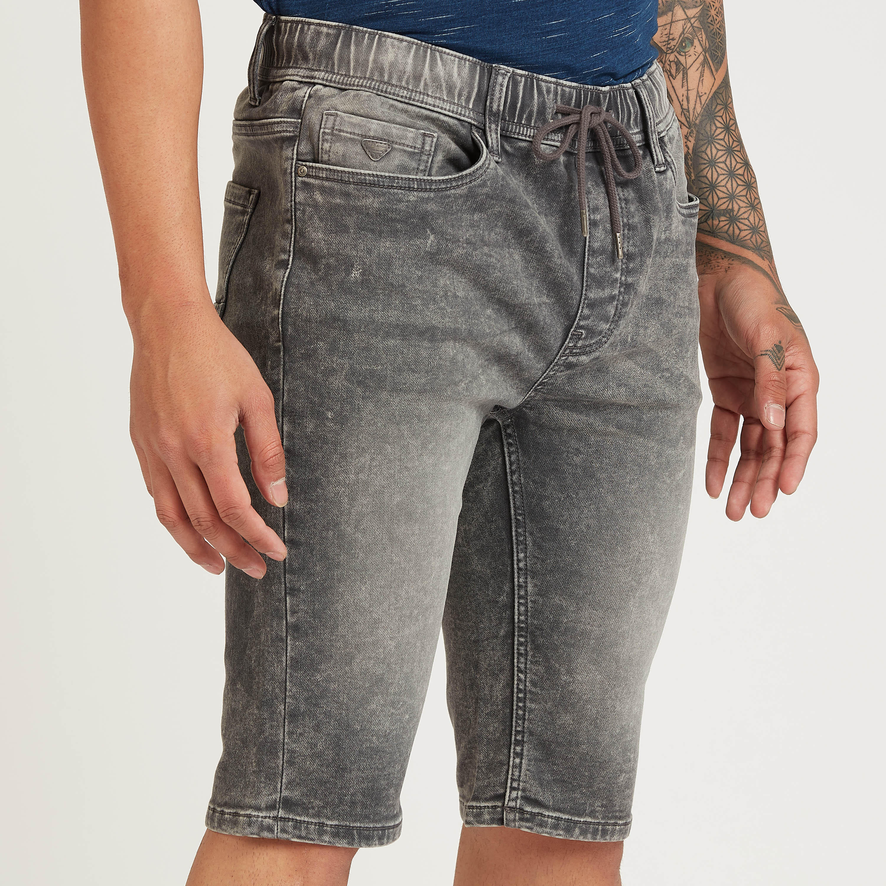 شورت دينم بخصر منخفض ورباط وتفاصيل جيوب-men-clothing-bottoms-shorts-image-3