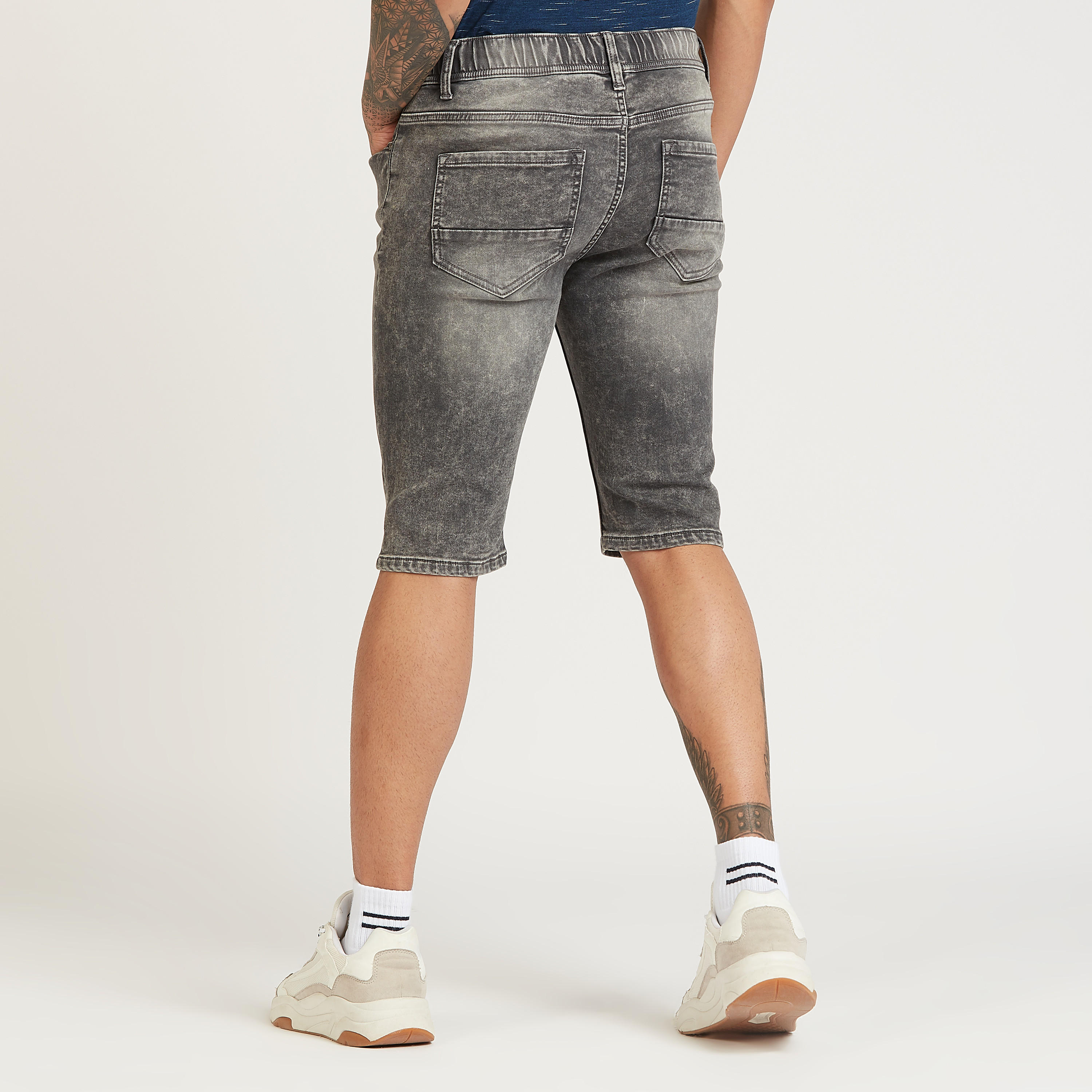 شورت دينم بخصر منخفض ورباط وتفاصيل جيوب-men-clothing-bottoms-shorts-image-4