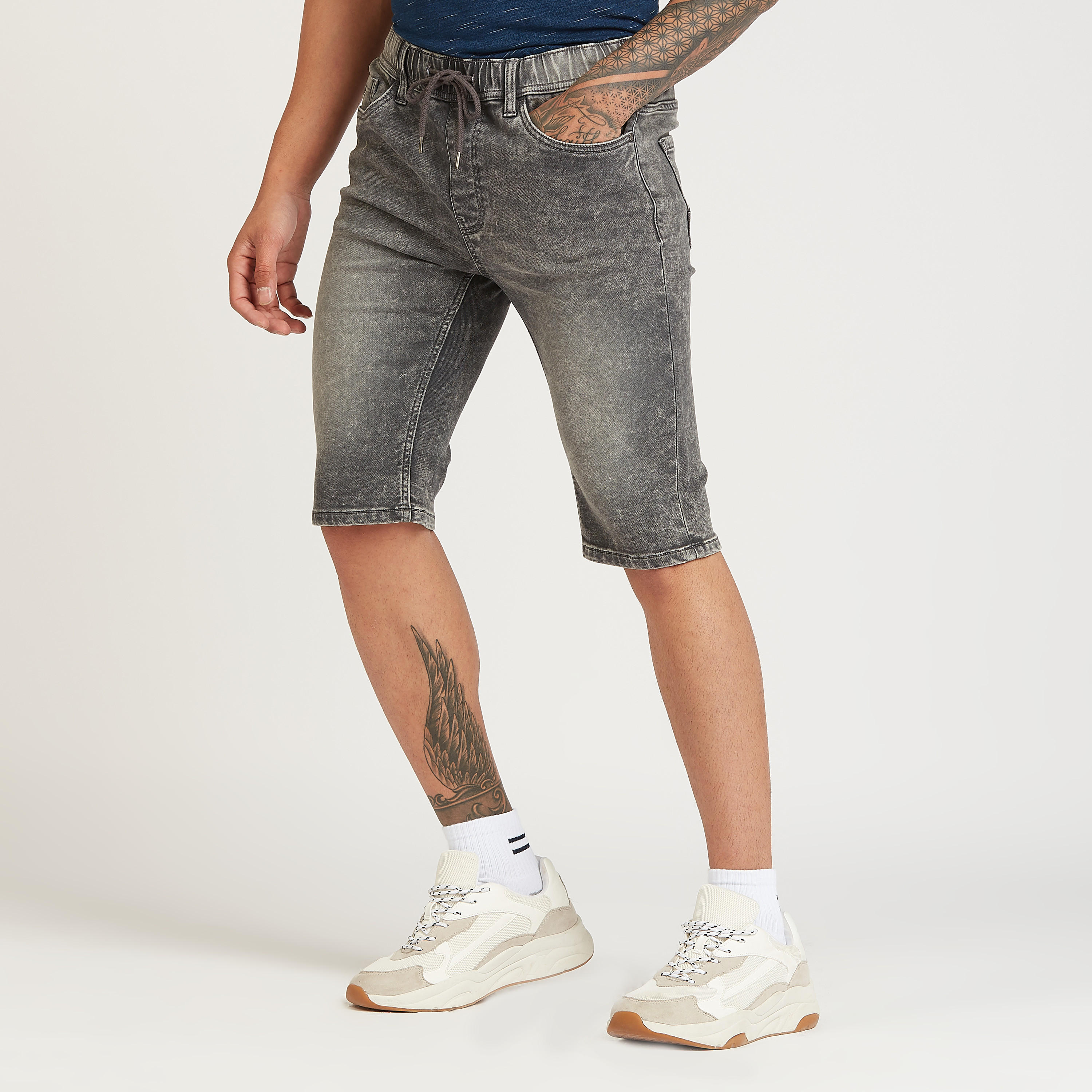 شورت دينم بخصر منخفض ورباط وتفاصيل جيوب-men-clothing-bottoms-shorts-image-5