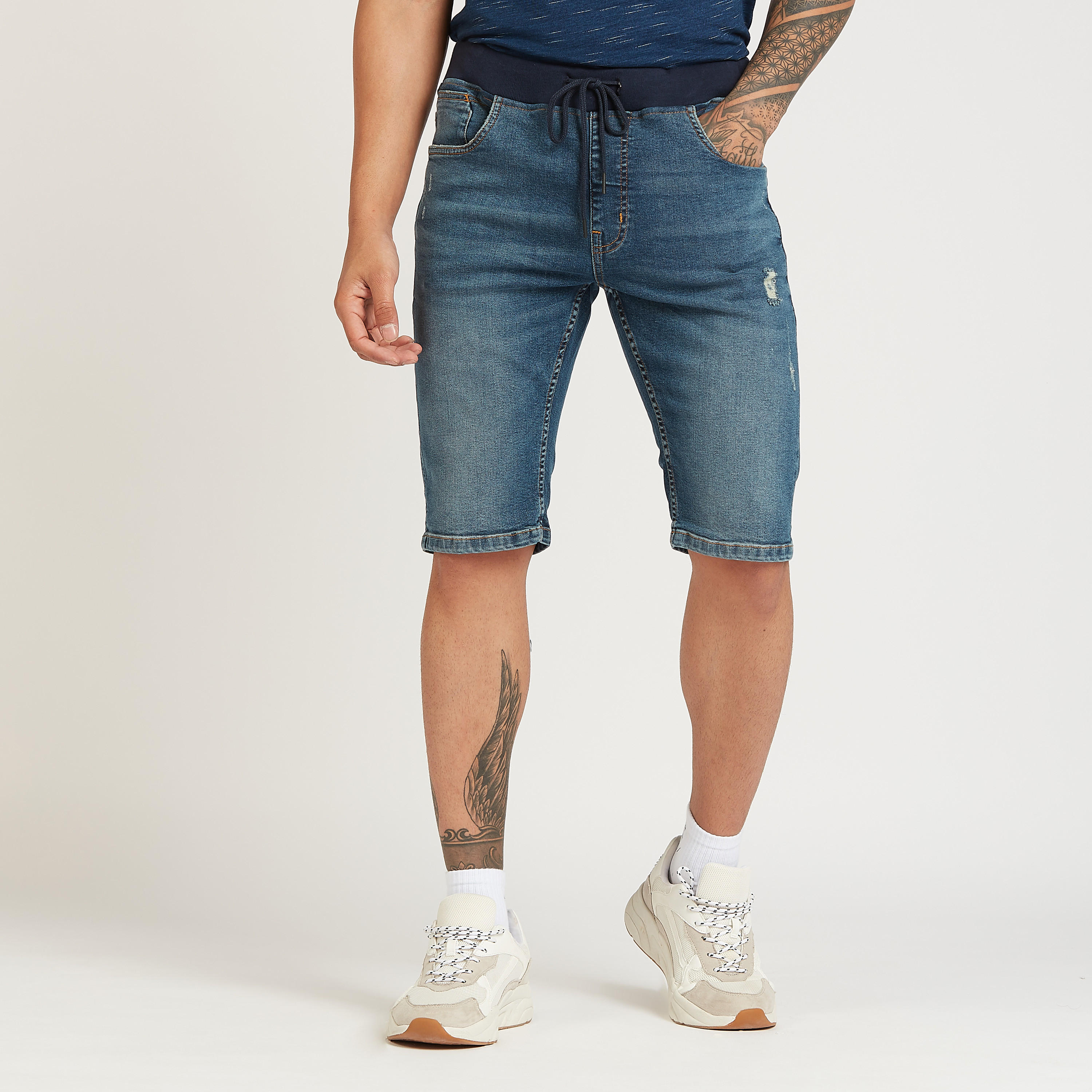 شورت ممزق بخصر منخفض ورباط وجيوب-men-clothing-bottoms-shorts-image-1