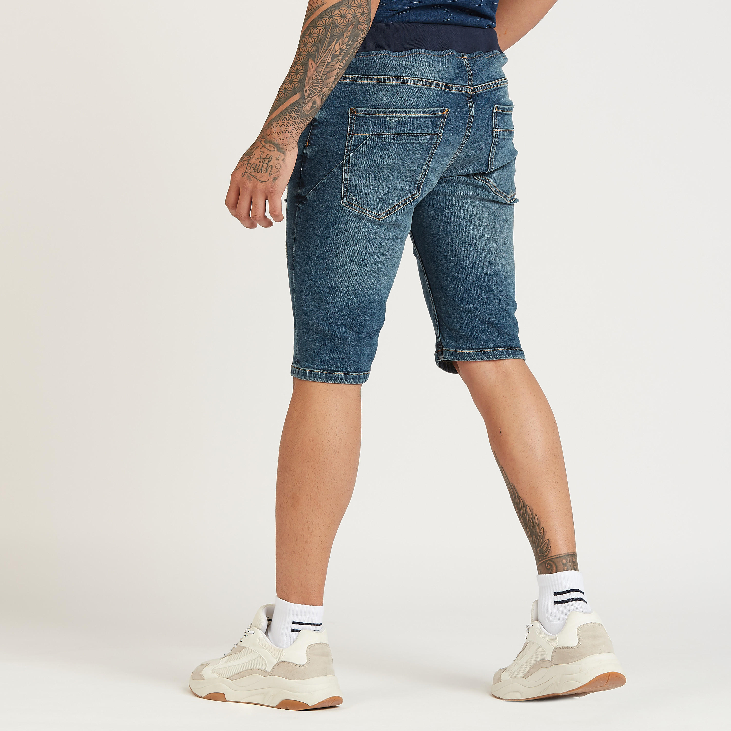 شورت ممزق بخصر منخفض ورباط وجيوب-men-clothing-bottoms-shorts-image-4
