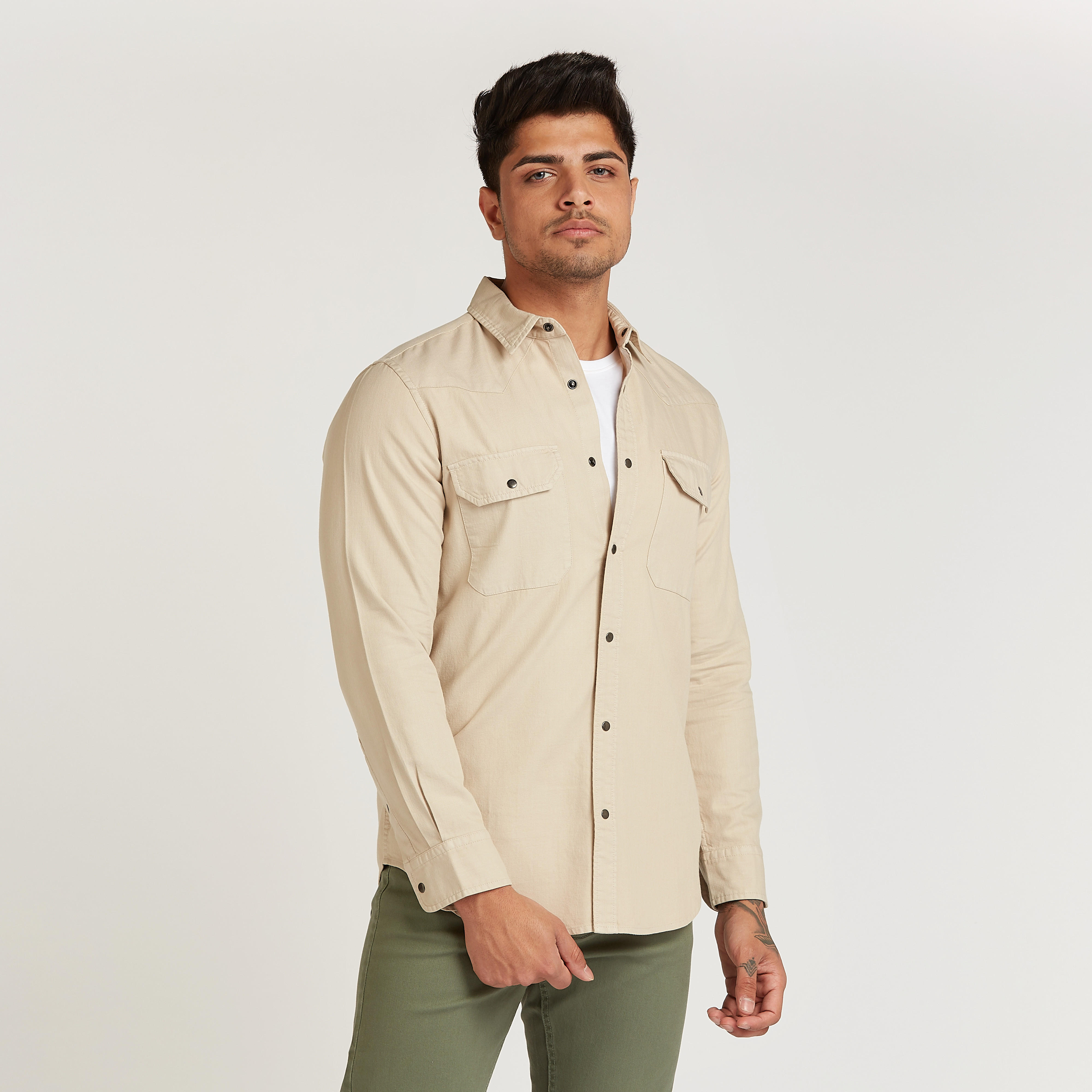 قميص دنيم بأكمام طويلة وجيوب بطيّة-men-clothing-shirts-image-1