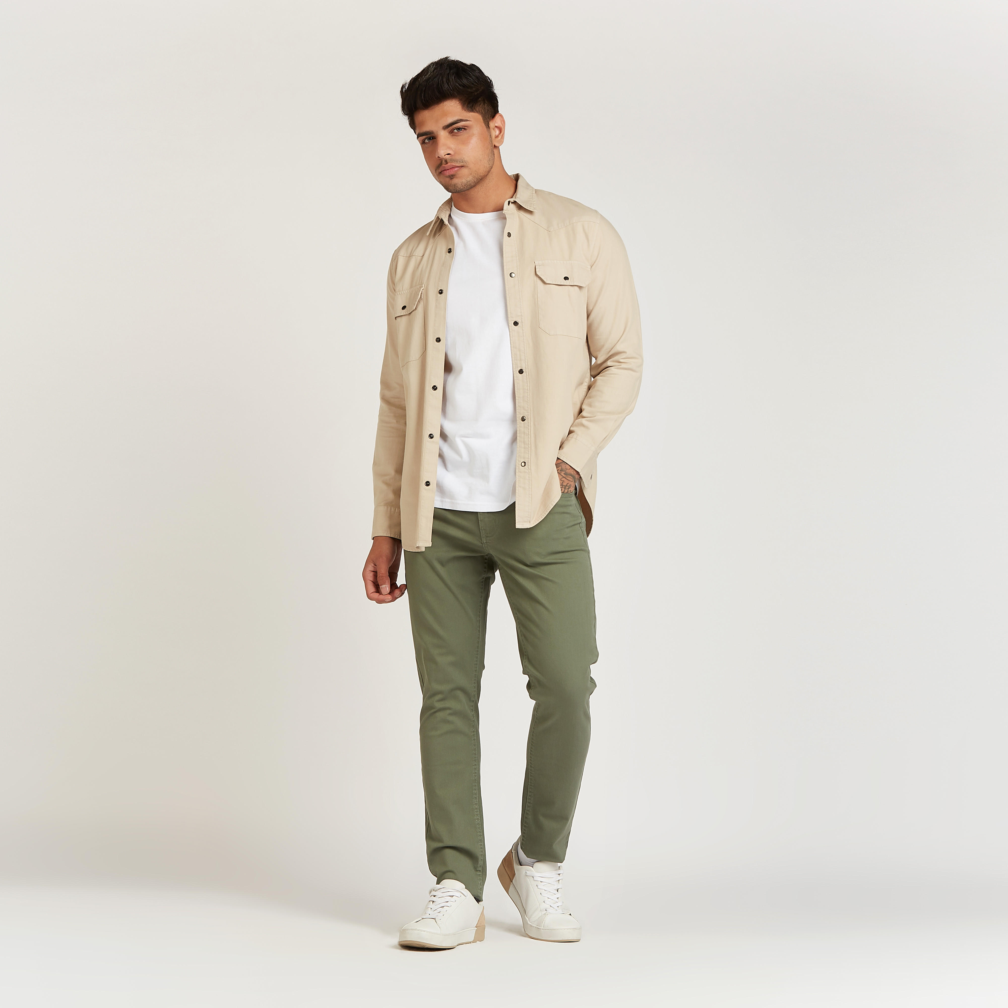 قميص دنيم بأكمام طويلة وجيوب بطيّة-men-clothing-shirts-image-2