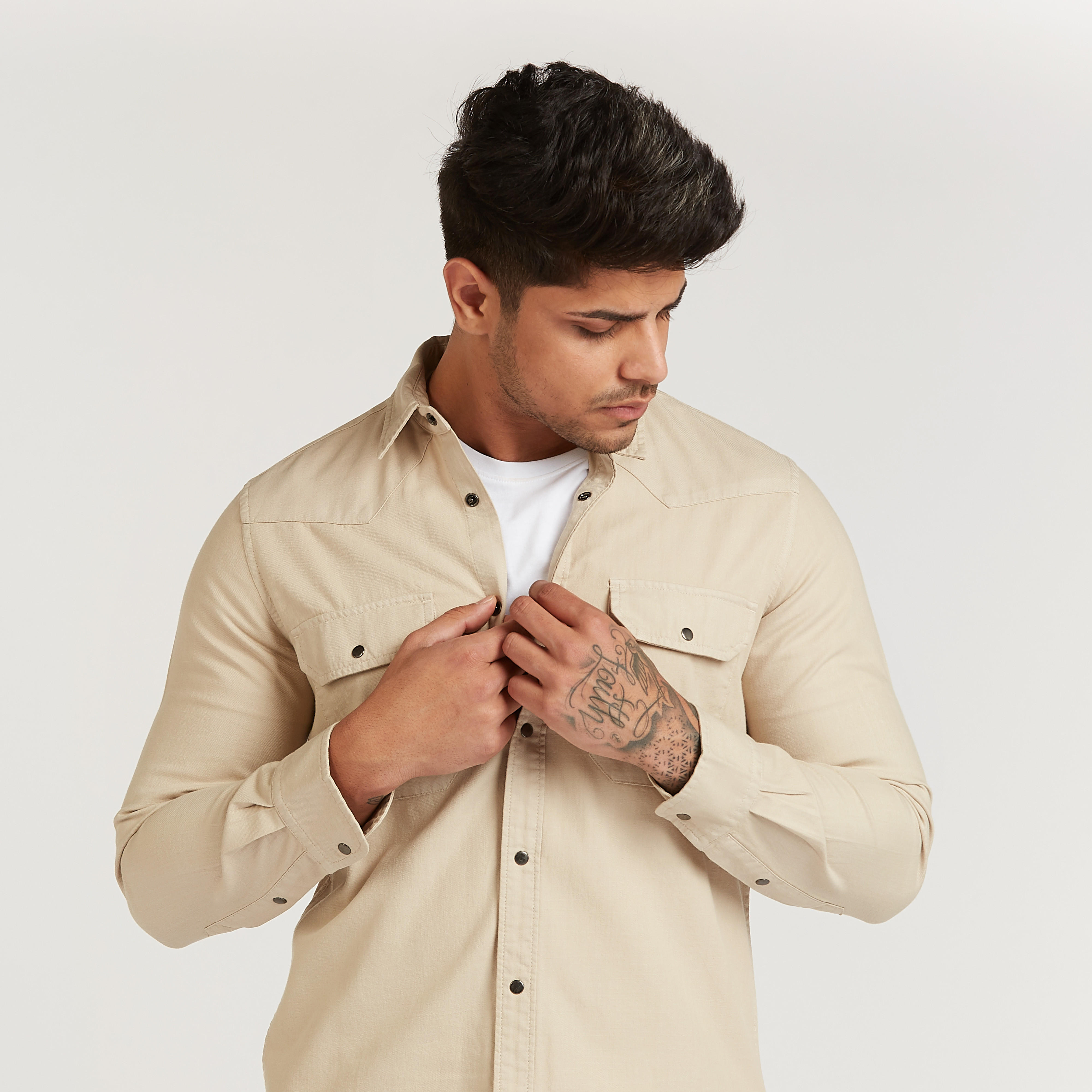قميص دنيم بأكمام طويلة وجيوب بطيّة-men-clothing-shirts-image-3