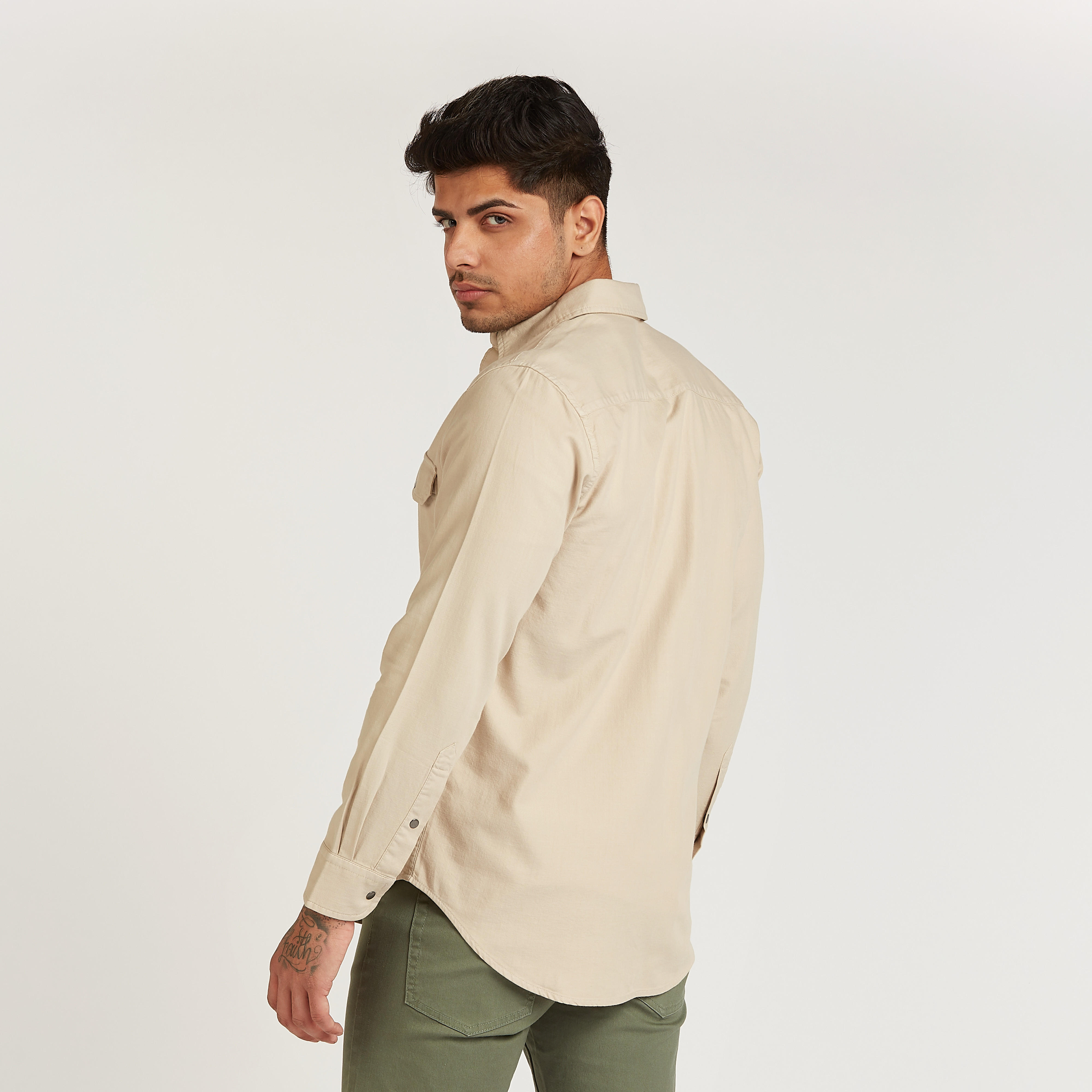 قميص دنيم بأكمام طويلة وجيوب بطيّة-men-clothing-shirts-image-4