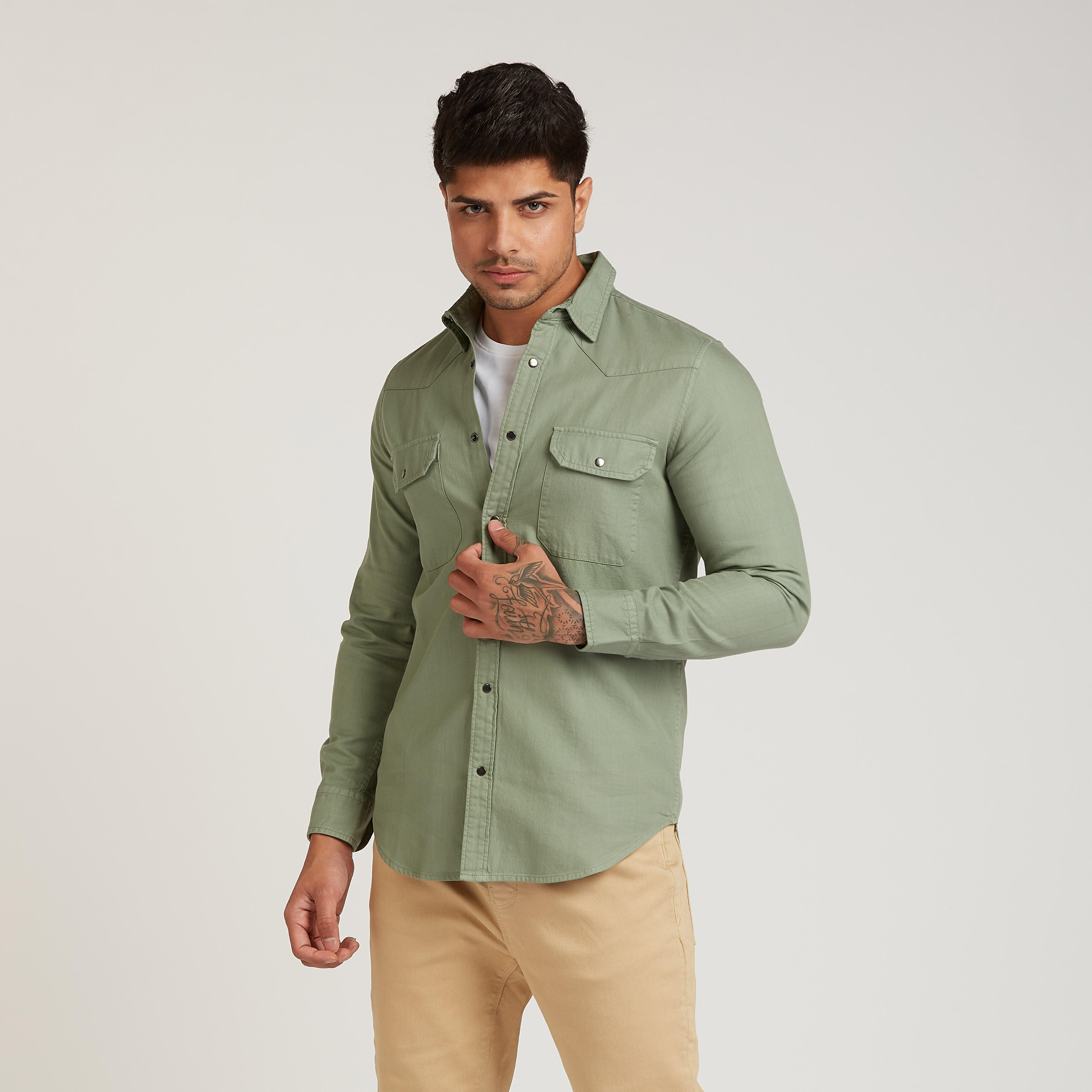 قميص دنيم بأكمام طويلة وجيوب بطيّة-men-clothing-shirts-image-1