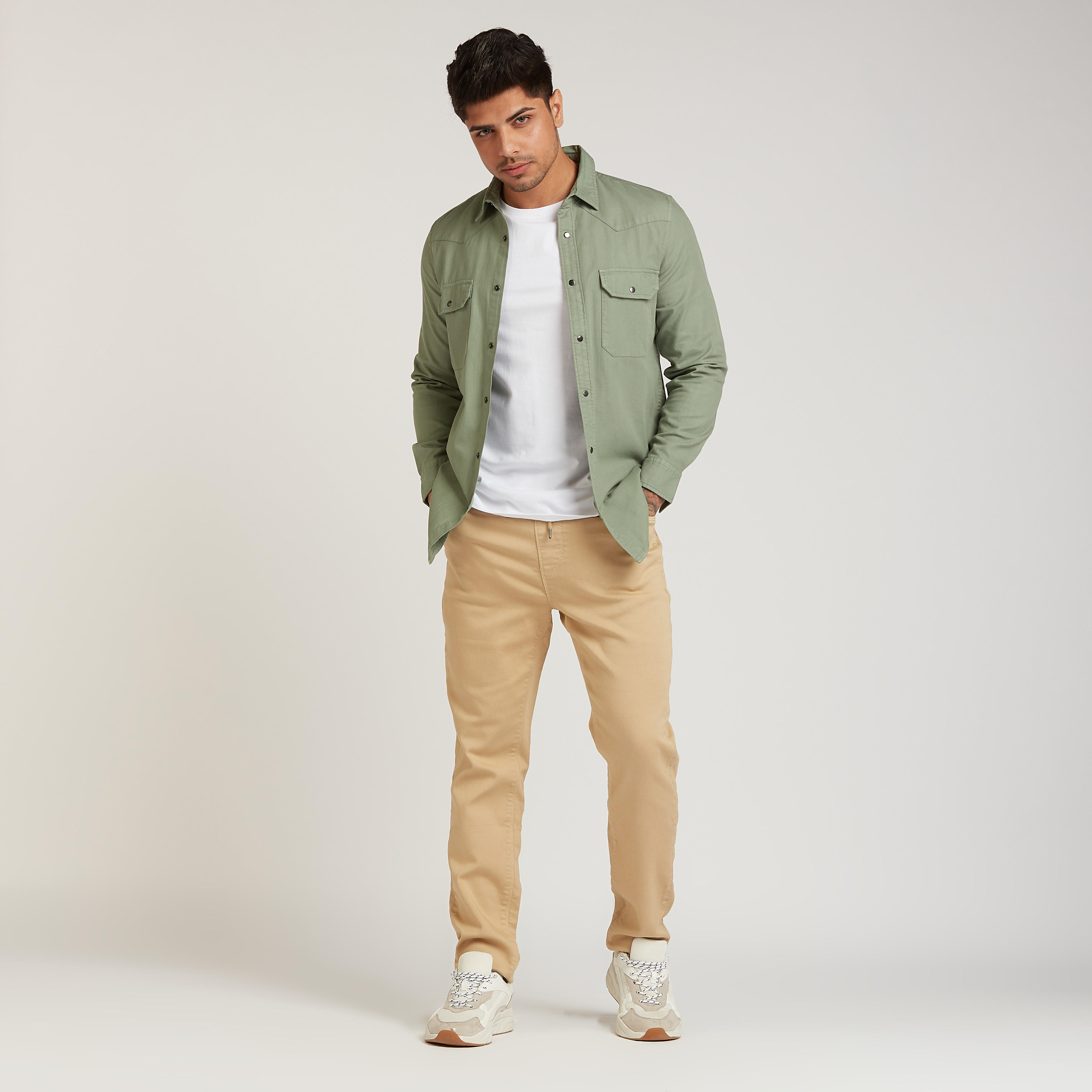 قميص دنيم بأكمام طويلة وجيوب بطيّة-men-clothing-shirts-image-2