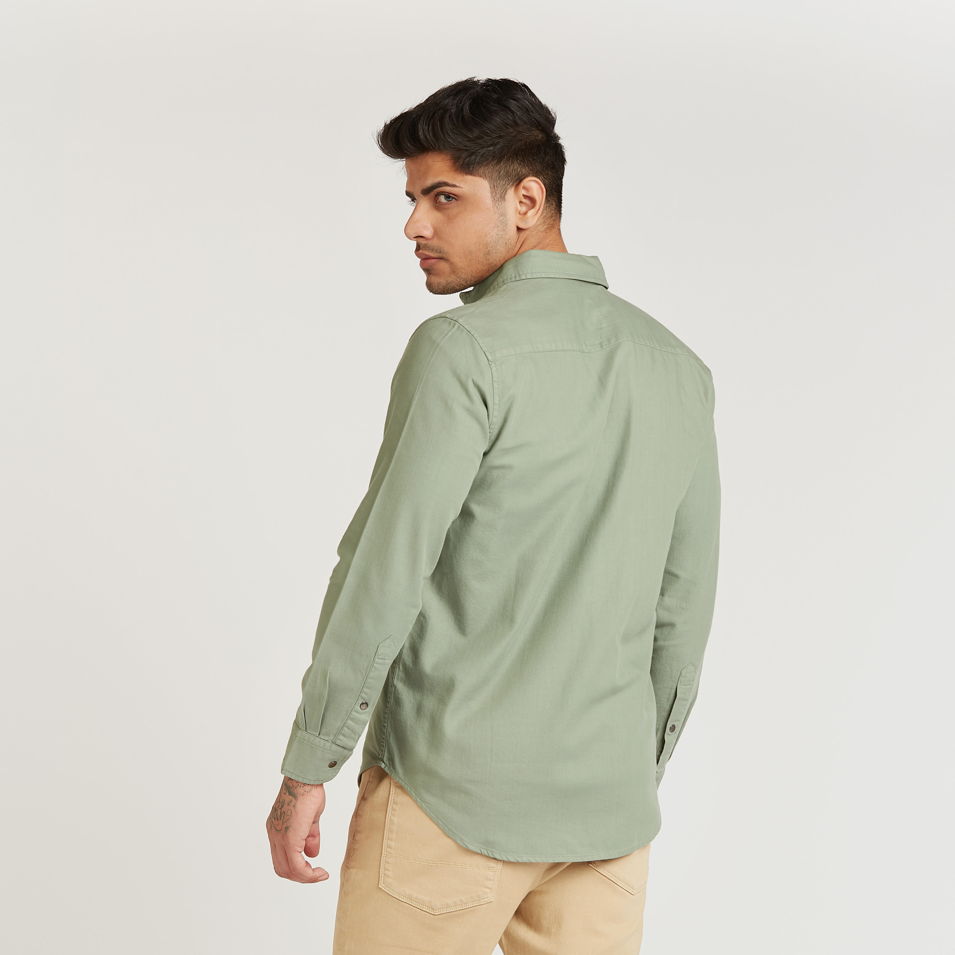 قميص دنيم بأكمام طويلة وجيوب بطيّة-men-clothing-shirts-image-4