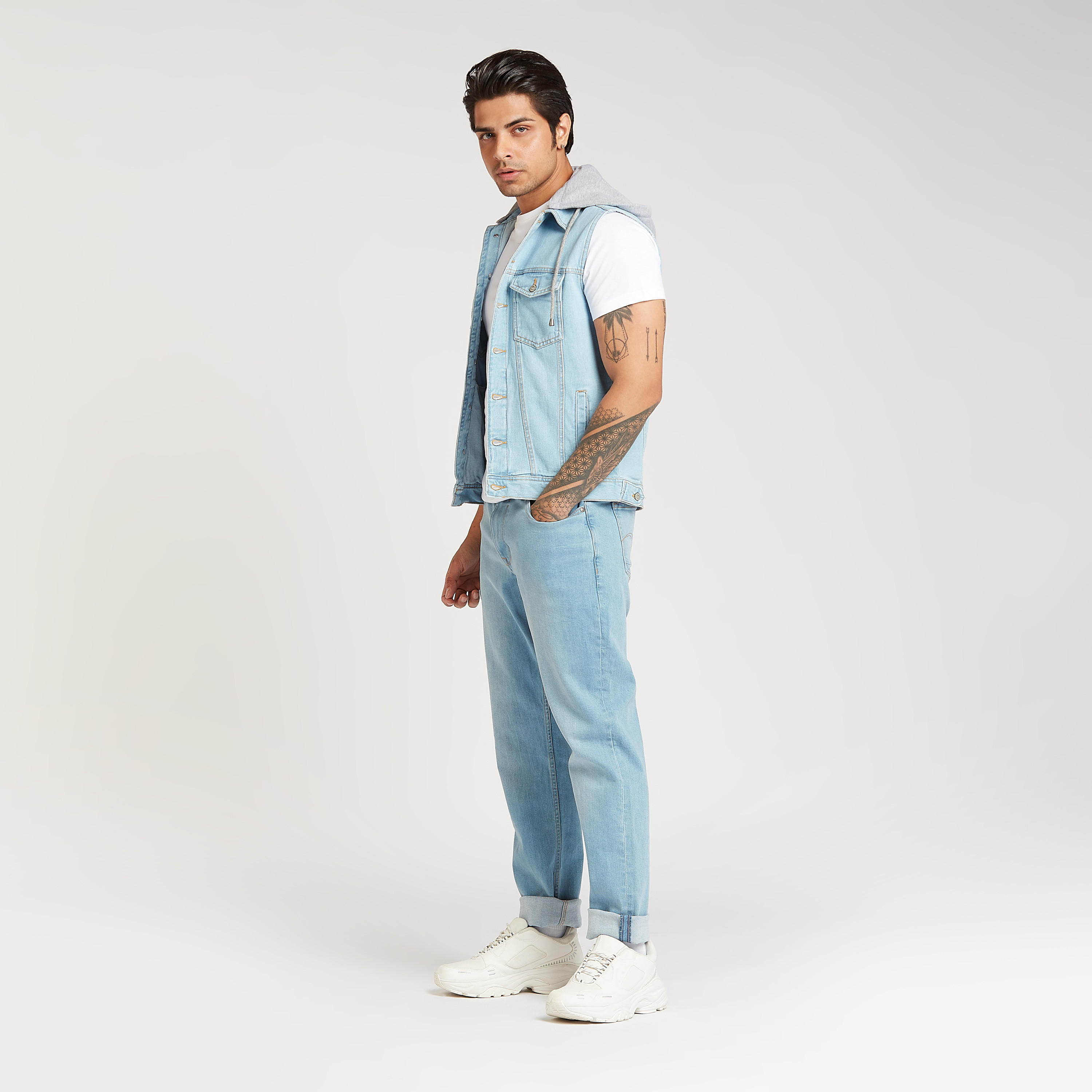 جاكيت دنيم دون أكمام بطيّة جيوب وقبعة-men-clothing-jacketsandblazers-jackets-image-2
