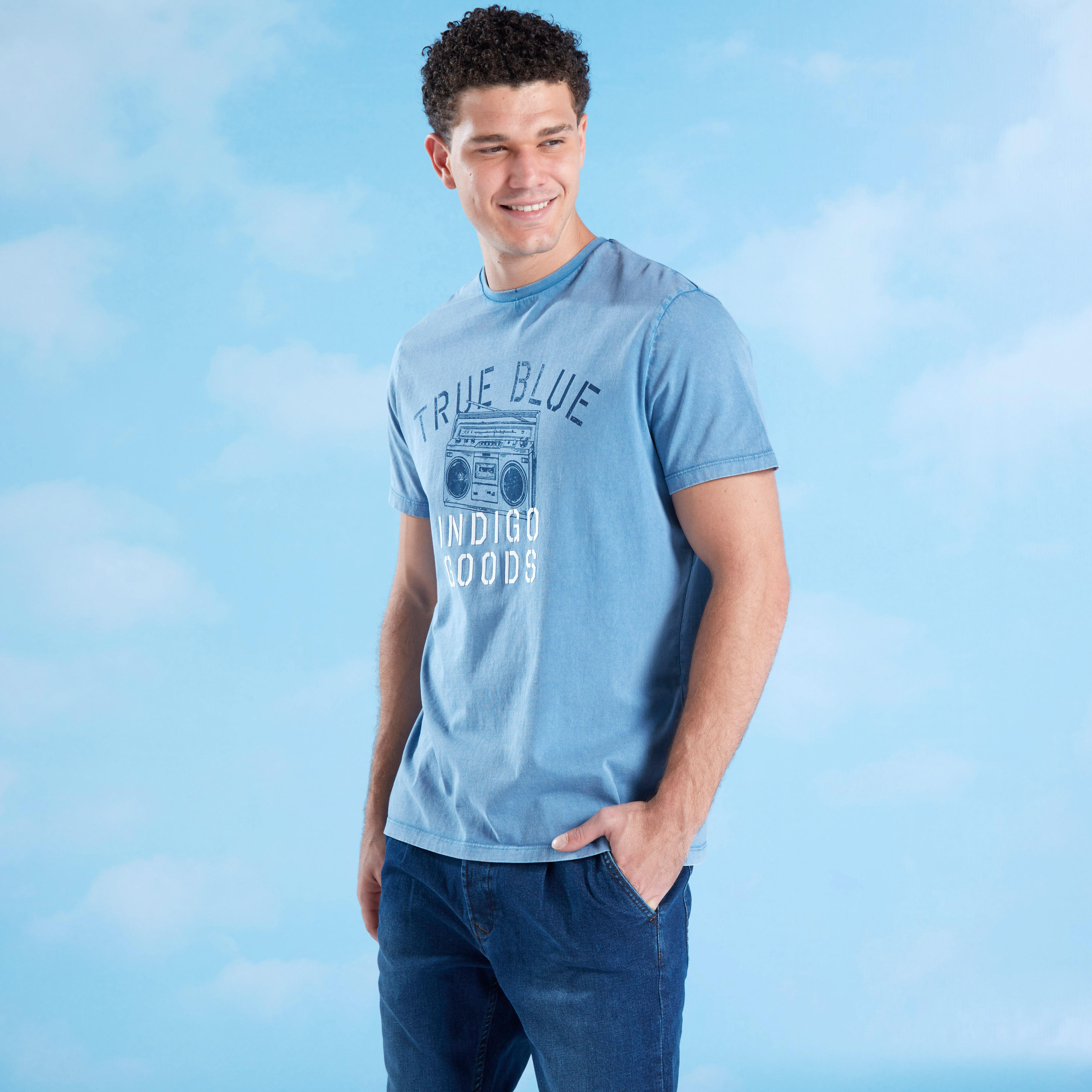 تيشيرت سليم بياقة ضيّقة وأكمام قصيرة وطبعات-men-clothing-tshirtsandpolos-tshirts-image-1