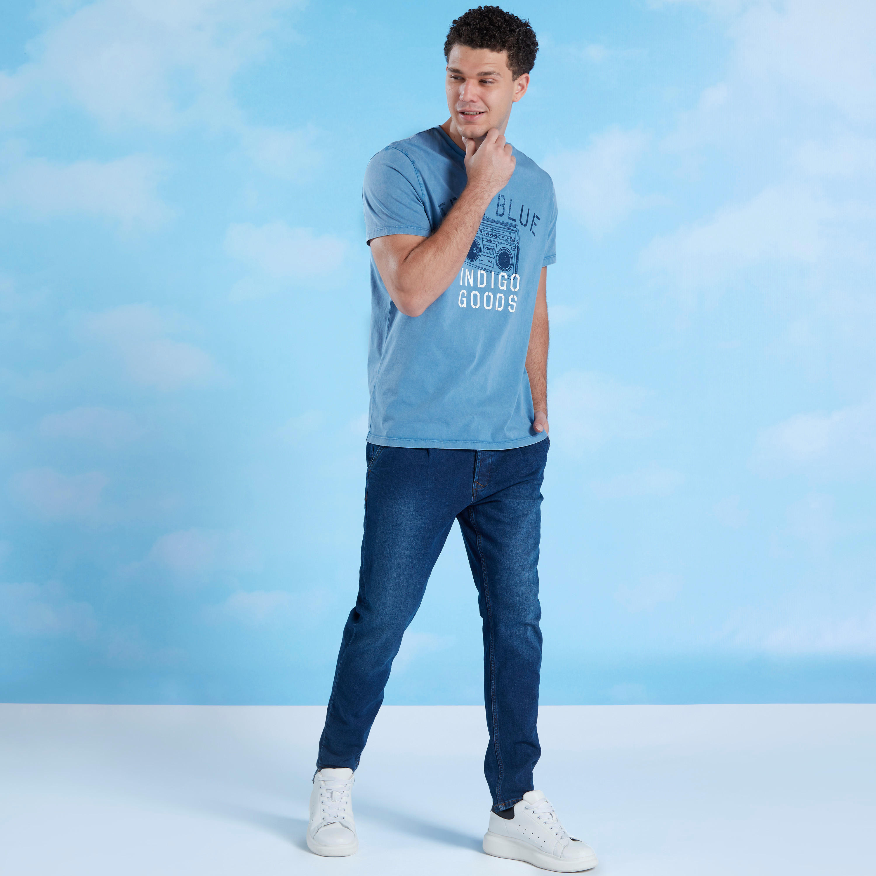 تيشيرت سليم بياقة ضيّقة وأكمام قصيرة وطبعات-men-clothing-tshirtsandpolos-tshirts-image-2