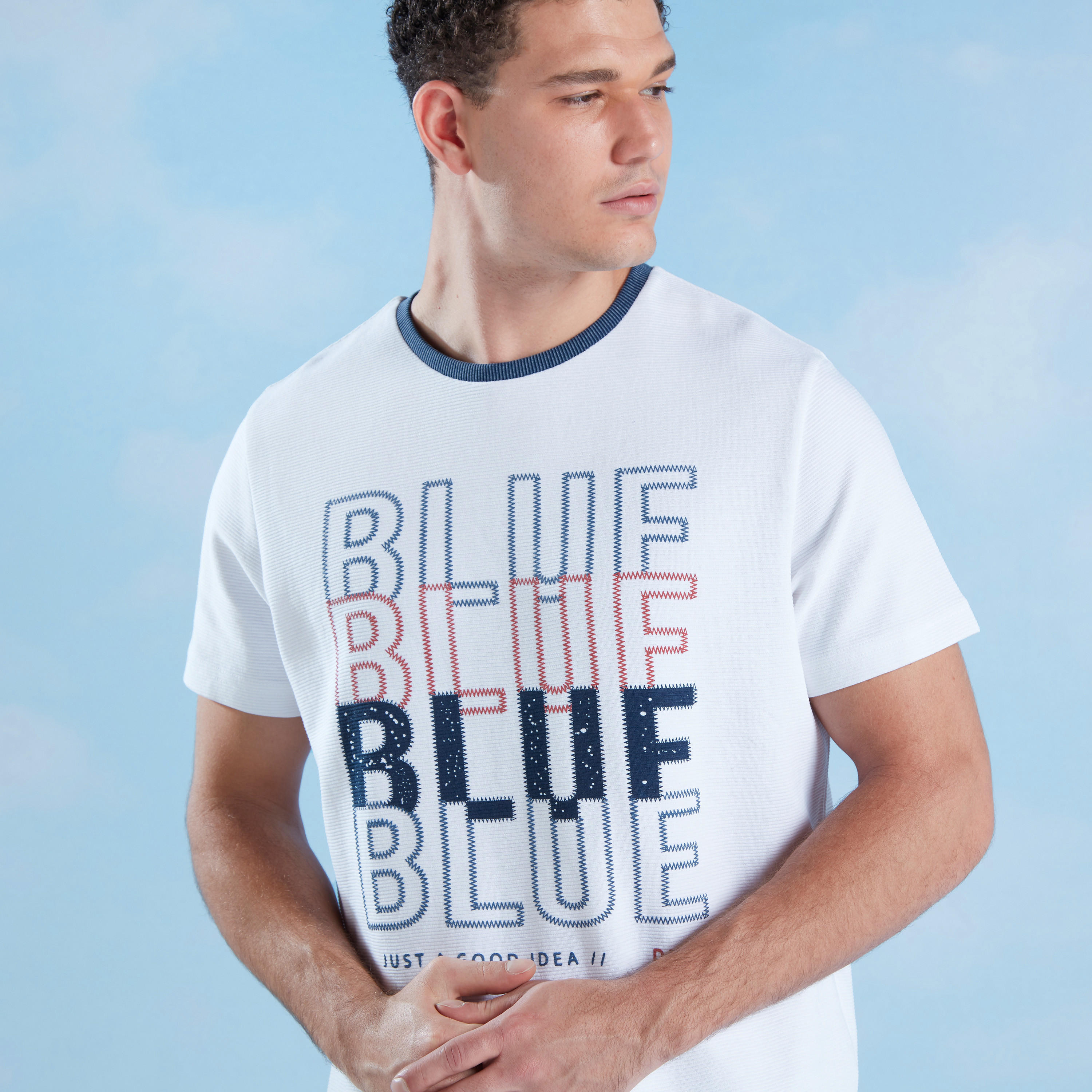 تيشيرت سليم بارز الملمس بياقة ضيّقة وأكمام قصيرة-men-clothing-tshirtsandpolos-tshirts-image-1