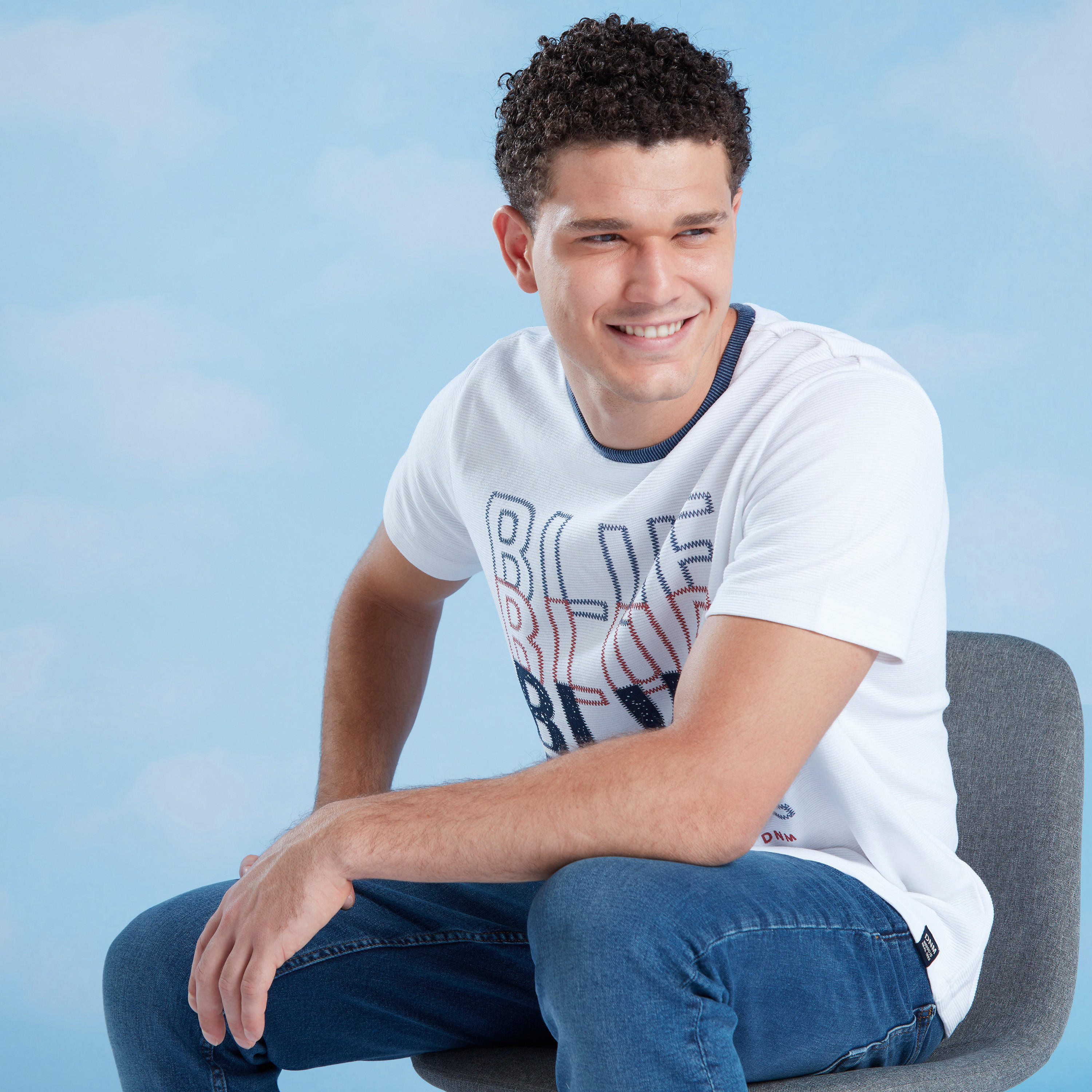 تيشيرت سليم بارز الملمس بياقة ضيّقة وأكمام قصيرة-men-clothing-tshirtsandpolos-tshirts-image-4