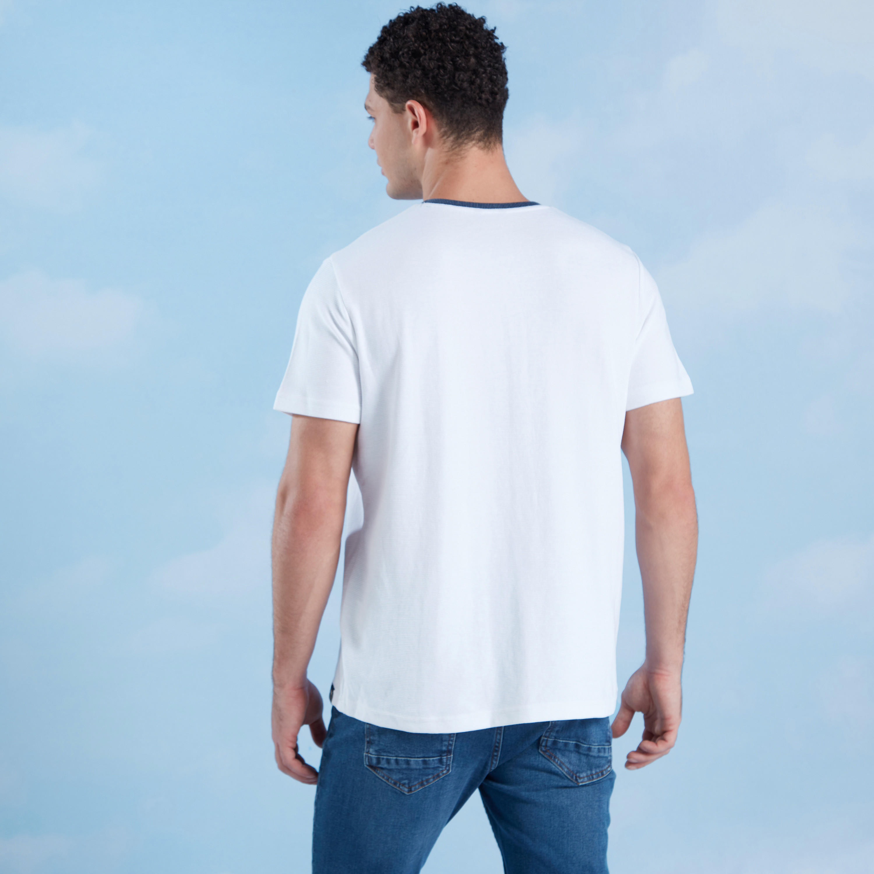 تيشيرت سليم بارز الملمس بياقة ضيّقة وأكمام قصيرة-men-clothing-tshirtsandpolos-tshirts-image-5
