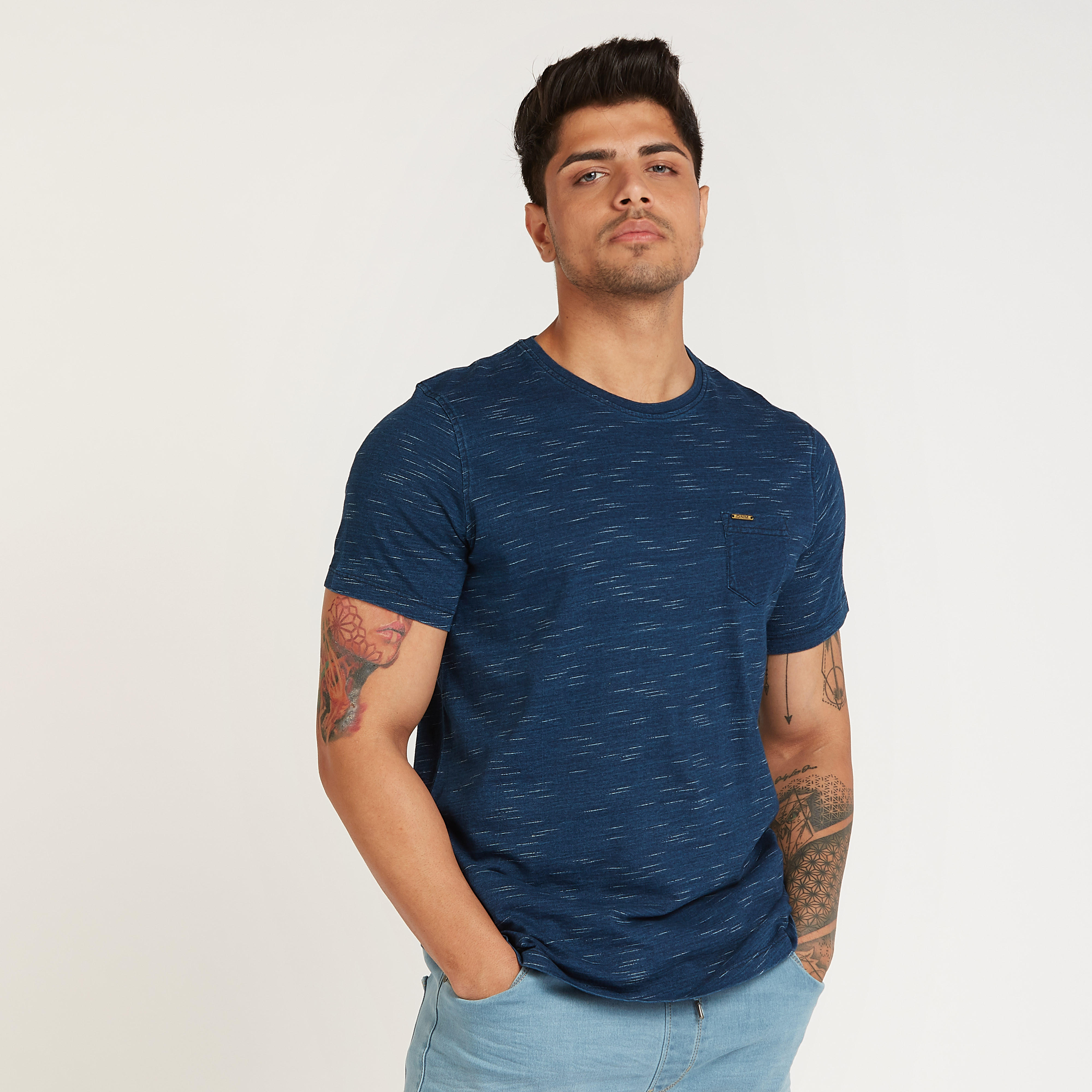 تيشيرت بارز الملمس بقصة سليم بياقة ضيّقة وأكمام قصيرة-men-clothing-tshirtsandpolos-tshirts-image-1