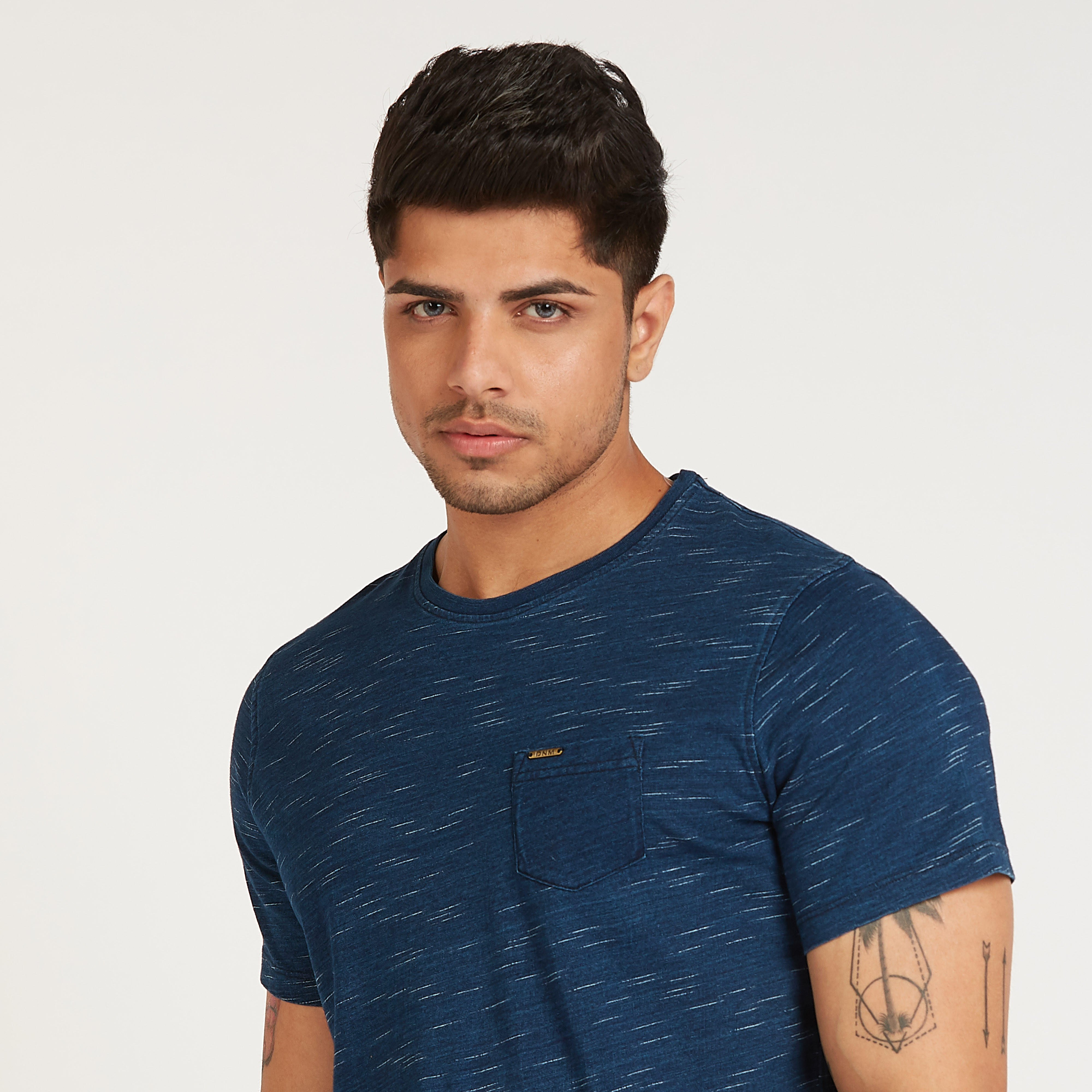 تيشيرت بارز الملمس بقصة سليم بياقة ضيّقة وأكمام قصيرة-men-clothing-tshirtsandpolos-tshirts-image-3
