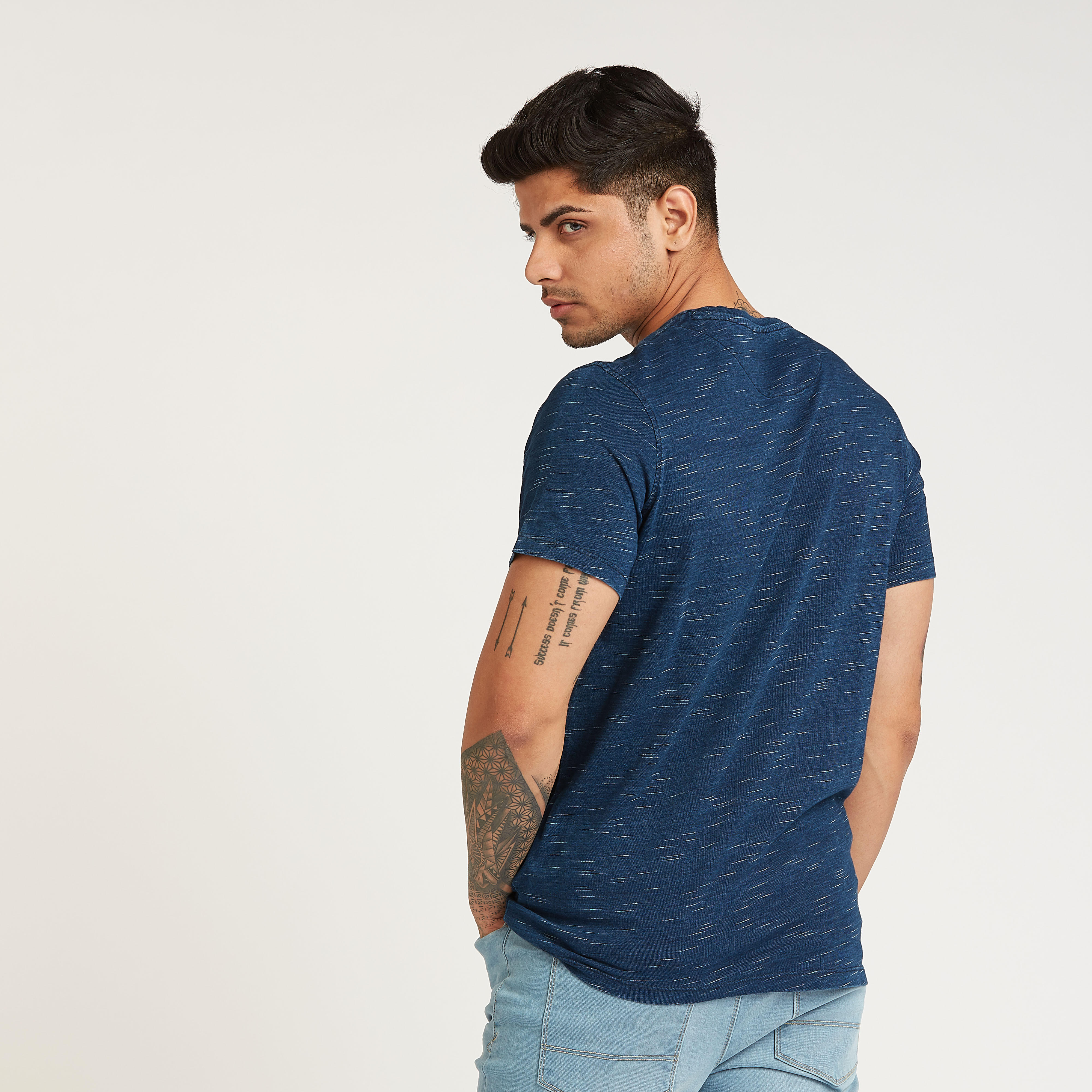 تيشيرت بارز الملمس بقصة سليم بياقة ضيّقة وأكمام قصيرة-men-clothing-tshirtsandpolos-tshirts-image-4