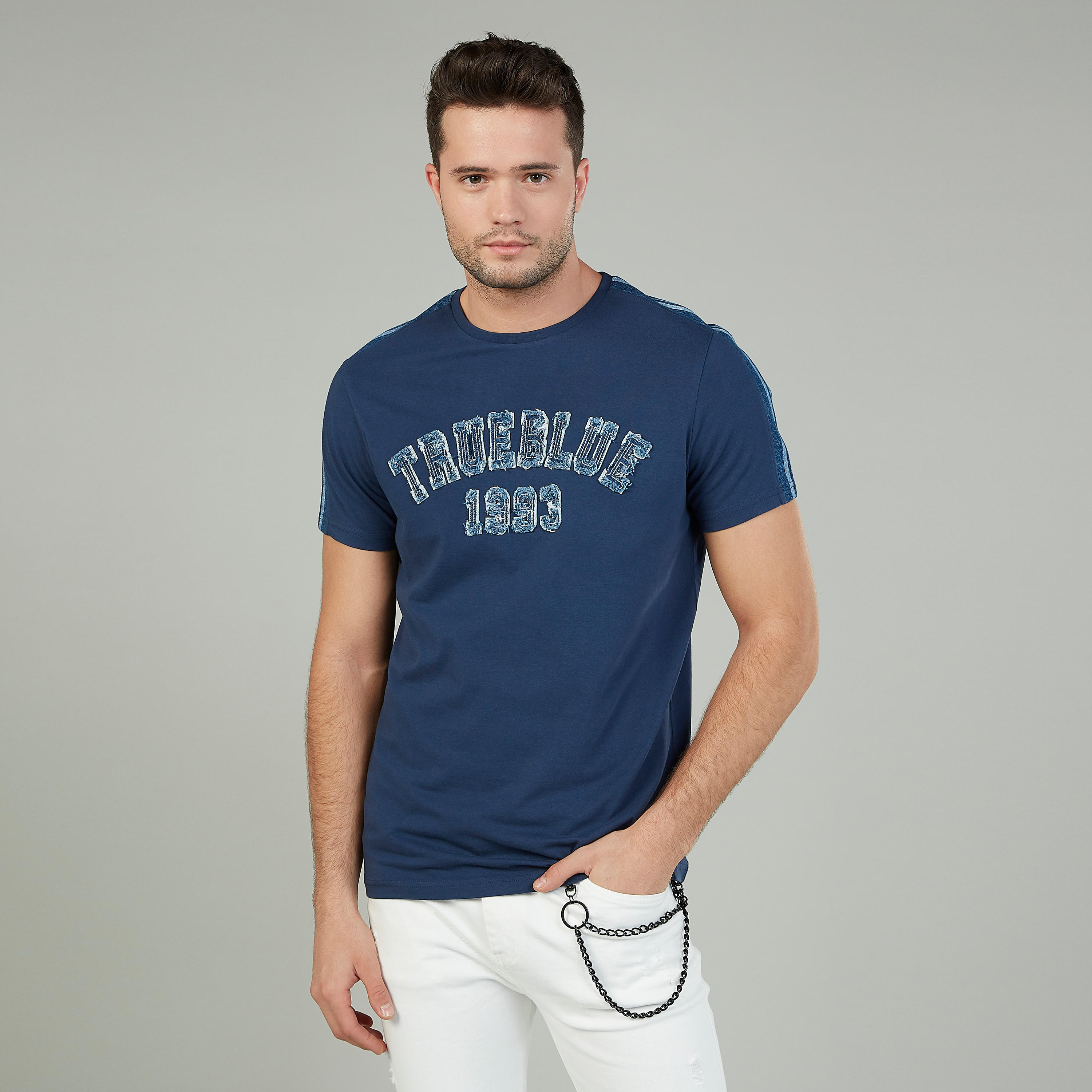 تيشيرت سليم بياقة ضيّقة وأكمام قصيرة-men-clothing-tshirtsandpolos-tshirts-image-1