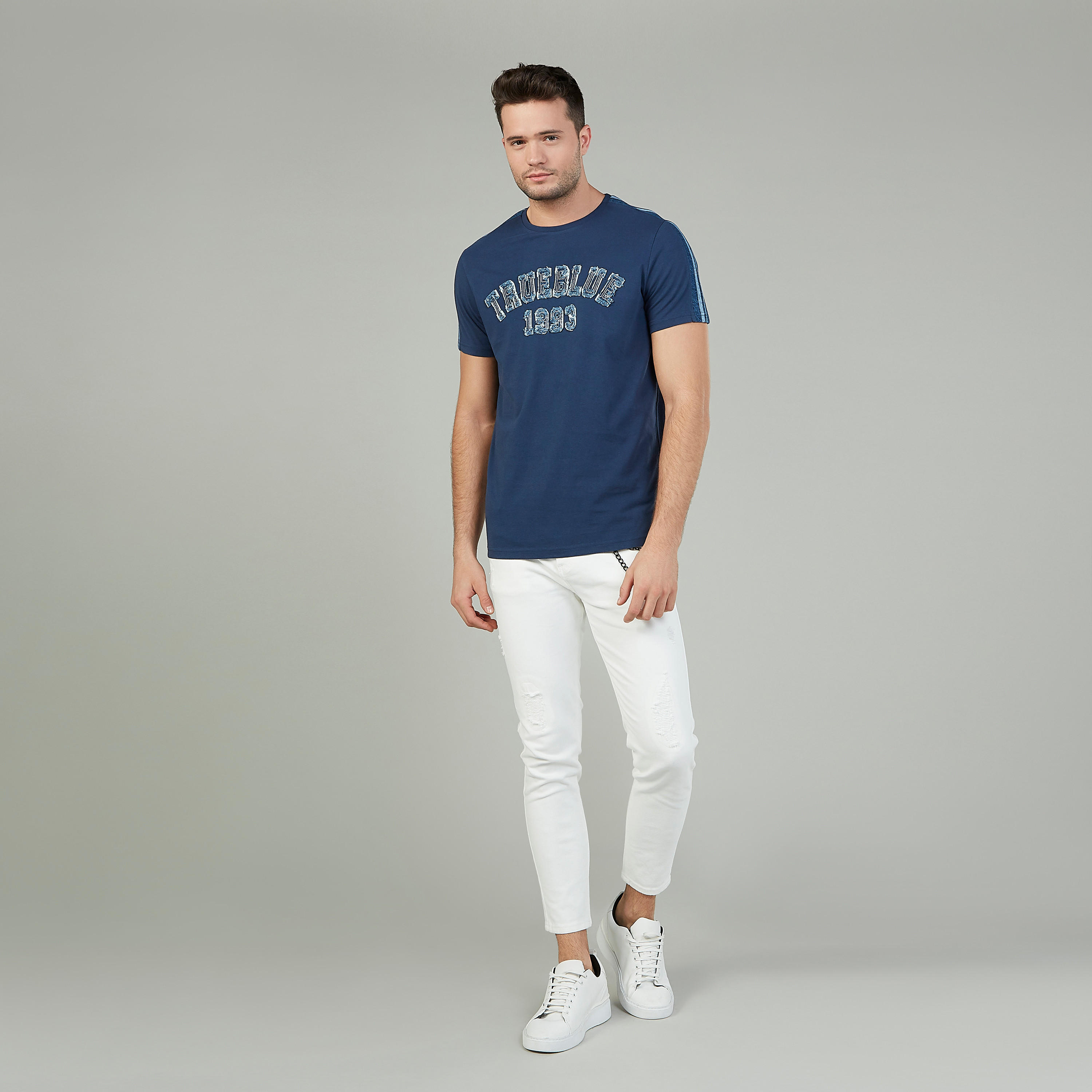 تيشيرت سليم بياقة ضيّقة وأكمام قصيرة-men-clothing-tshirtsandpolos-tshirts-image-2