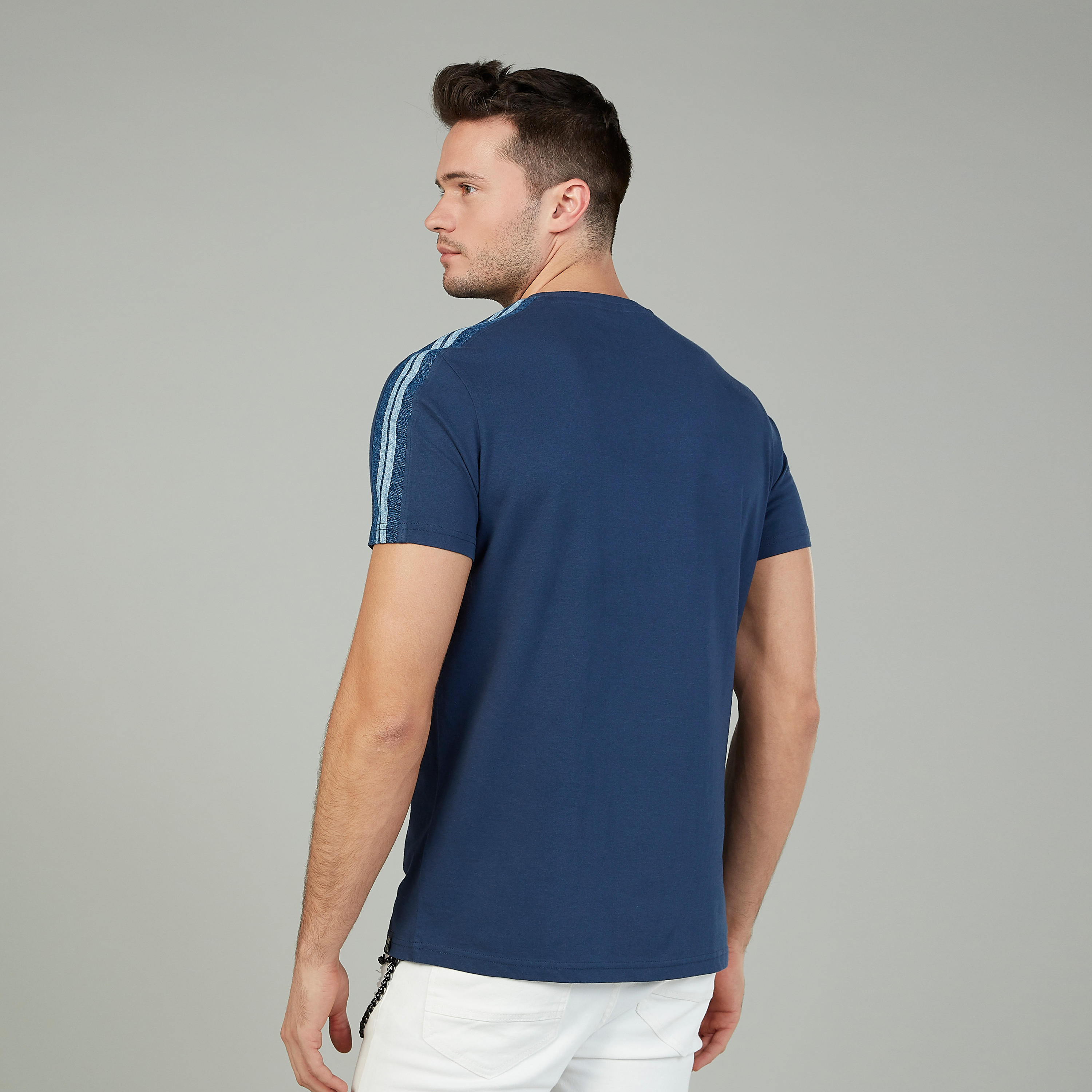 تيشيرت سليم بياقة ضيّقة وأكمام قصيرة-men-clothing-tshirtsandpolos-tshirts-image-4