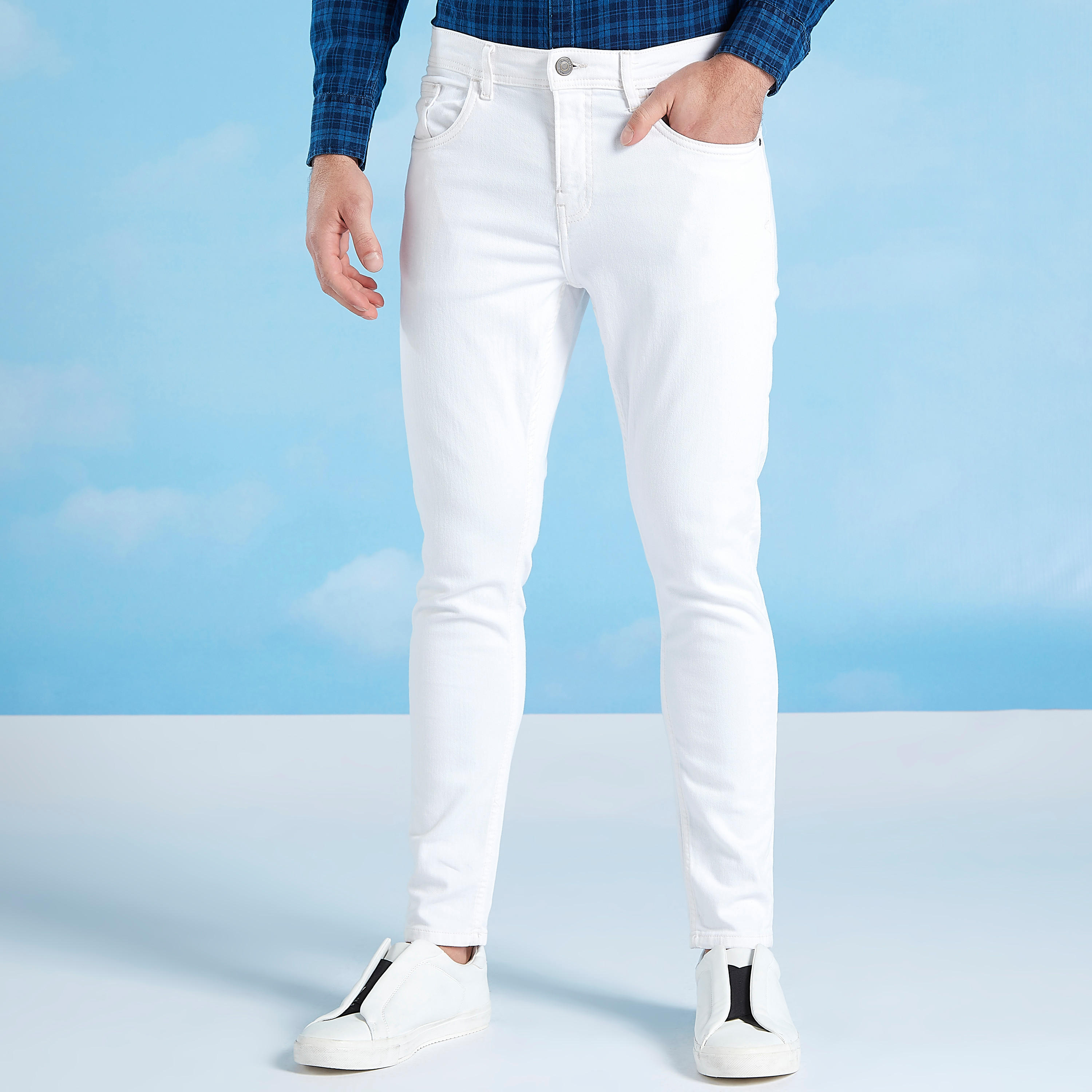 بنطلون جينز طويل سكيني سادة بخصر منخفض وجيوب-men-clothing-bottoms-jeans-image-1