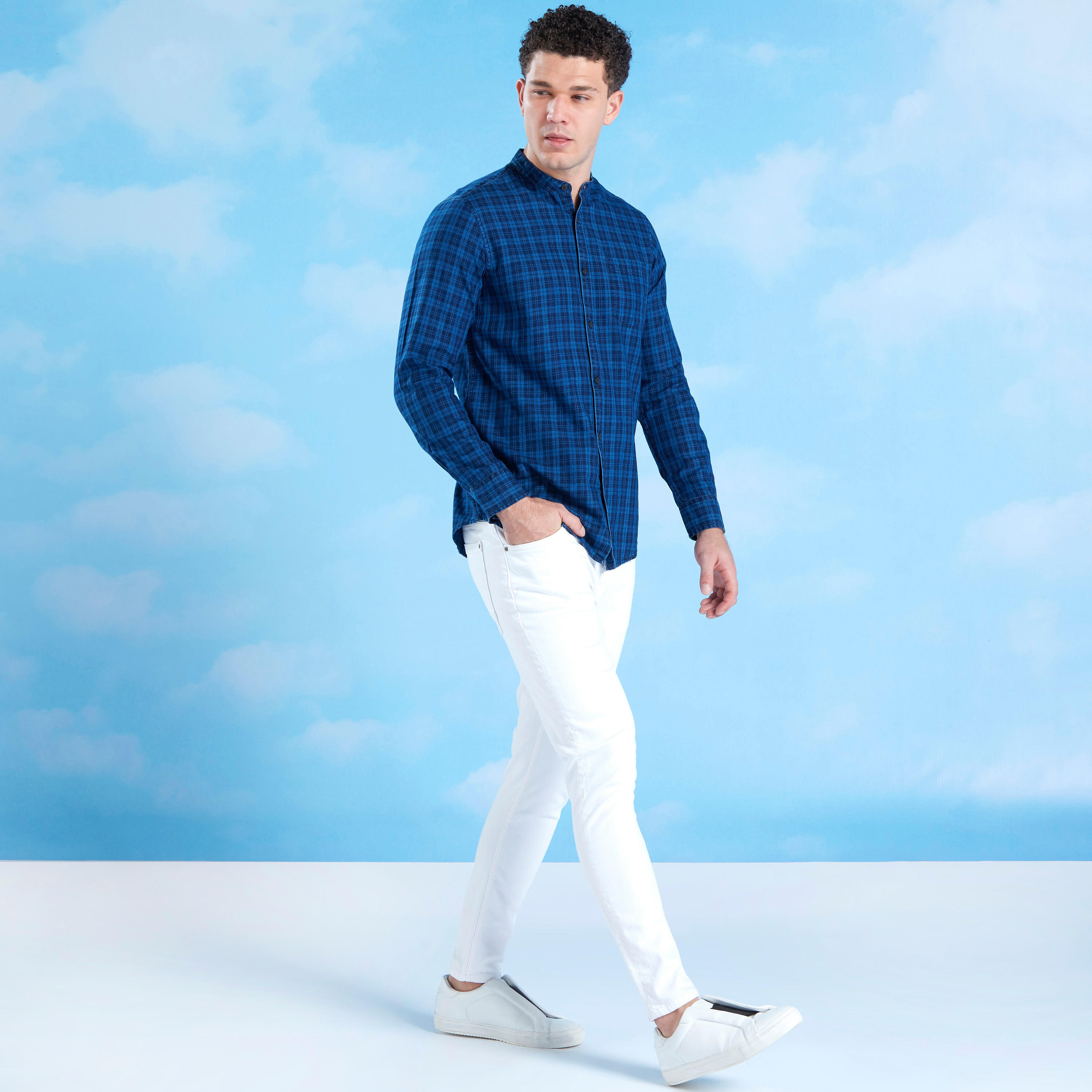 بنطلون جينز طويل سكيني سادة بخصر منخفض وجيوب-men-clothing-bottoms-jeans-image-2