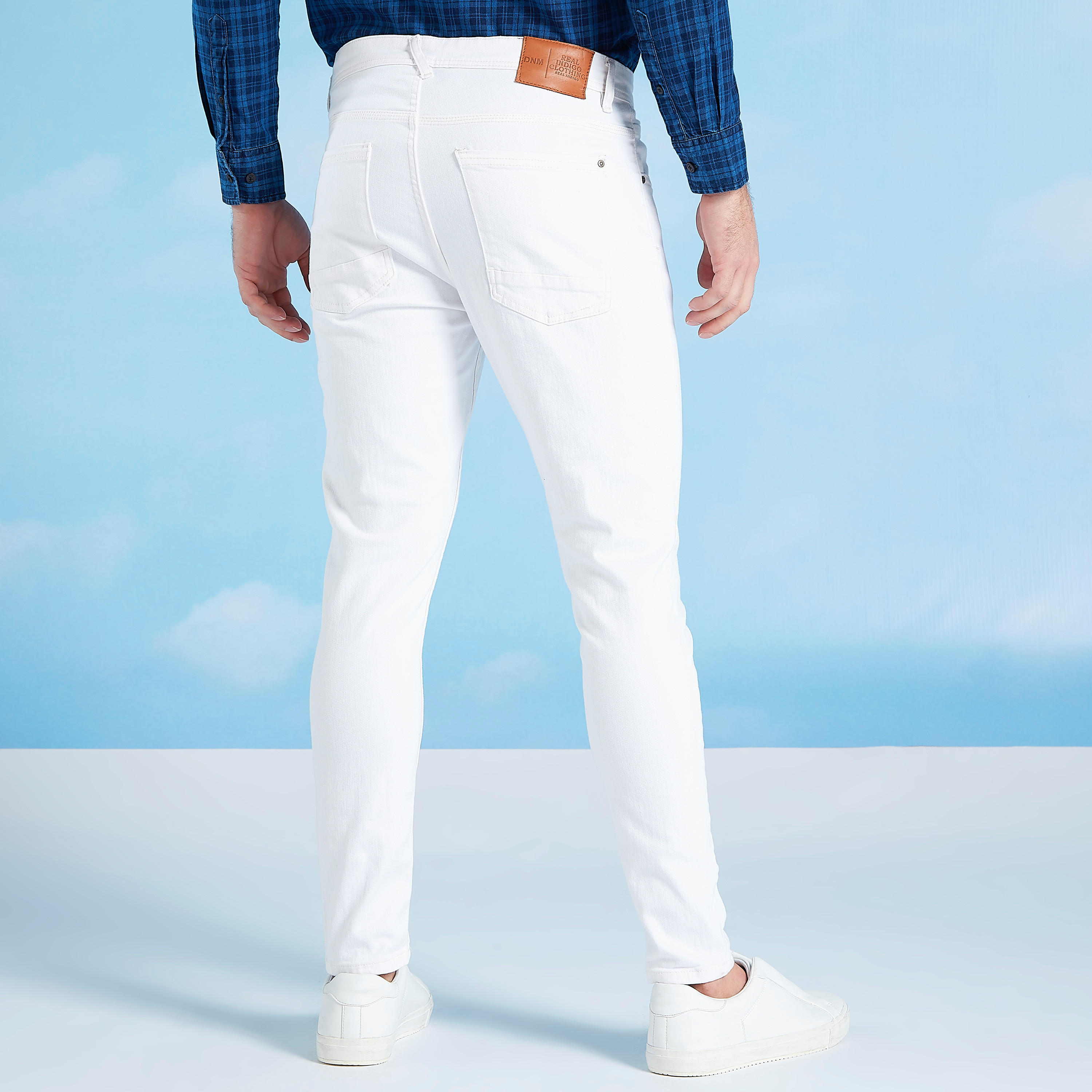 بنطلون جينز طويل سكيني سادة بخصر منخفض وجيوب-men-clothing-bottoms-jeans-image-4