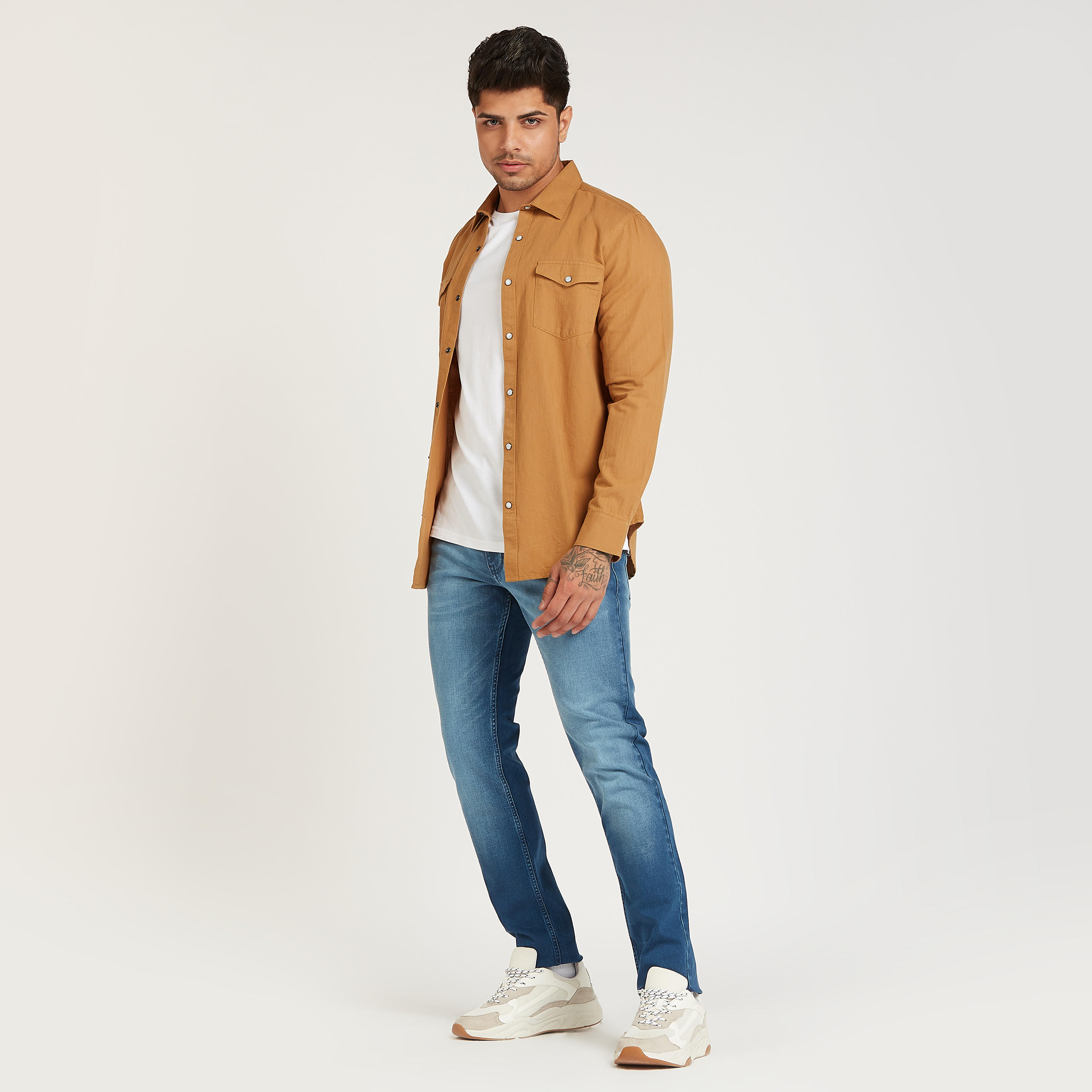 بنطلون جينز طويل بقصة سليم سادة بخصر منخفض وجيوب-men-clothing-bottoms-jeans-image-4