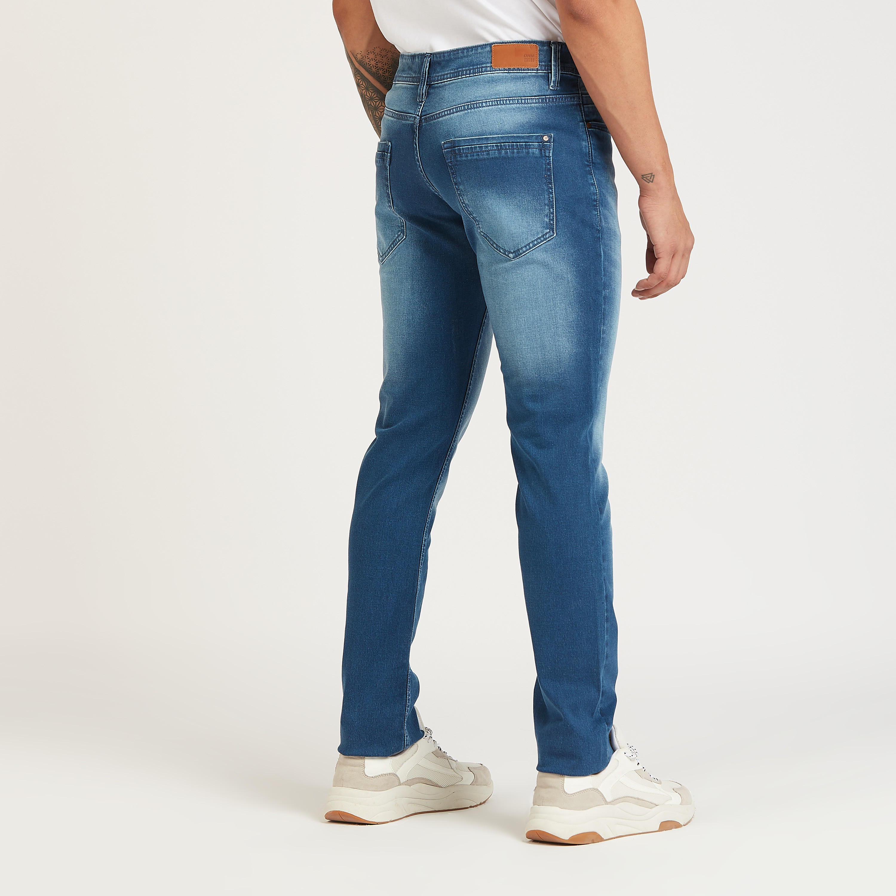 بنطلون جينز طويل بقصة سليم سادة بخصر منخفض وجيوب-men-clothing-bottoms-jeans-image-2