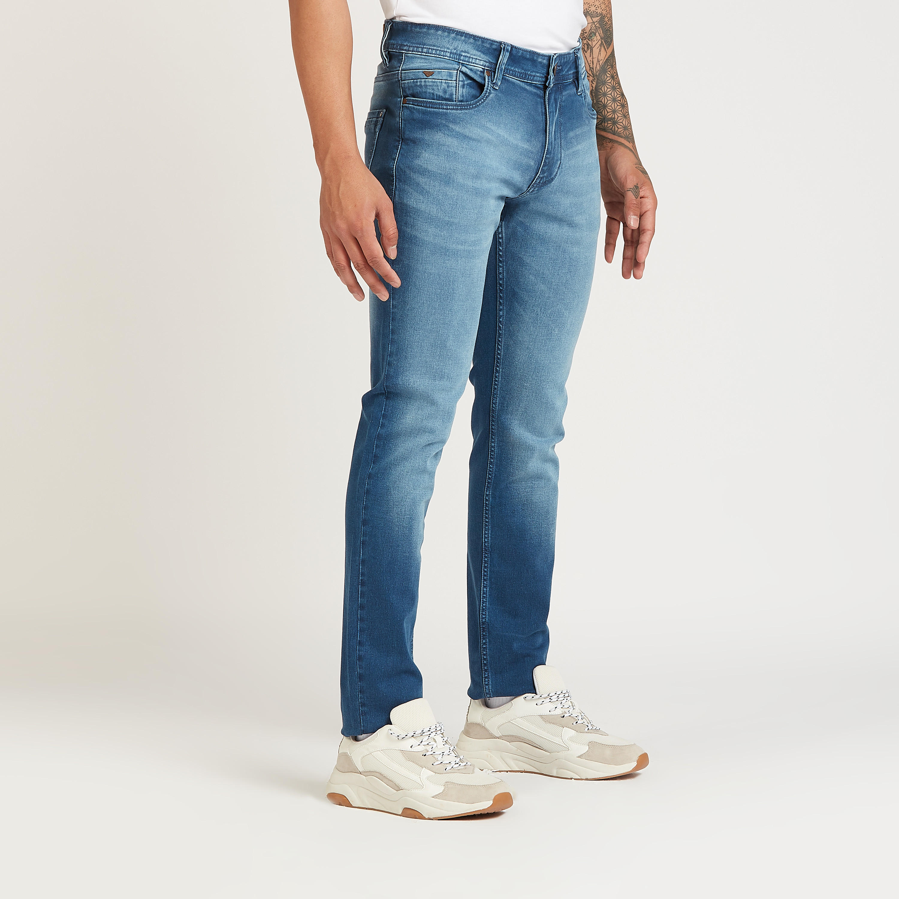 بنطلون جينز طويل بقصة سليم سادة بخصر منخفض وجيوب-men-clothing-bottoms-jeans-image-1