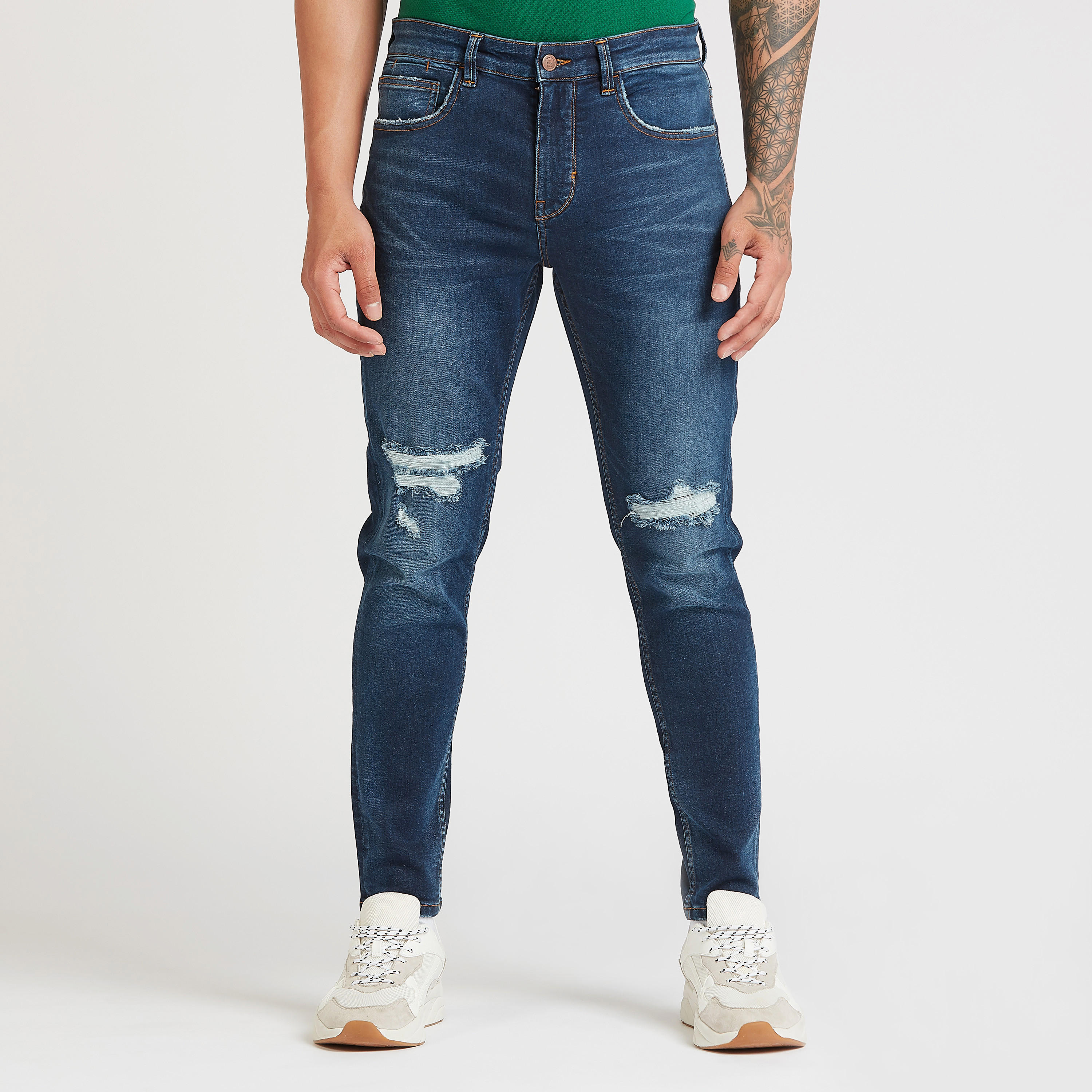 بنطلون جينز ممزّق بقصة سليم و خصر منخفض مع جيوب وحلقات للحزام-men-clothing-bottoms-jeans-image-1